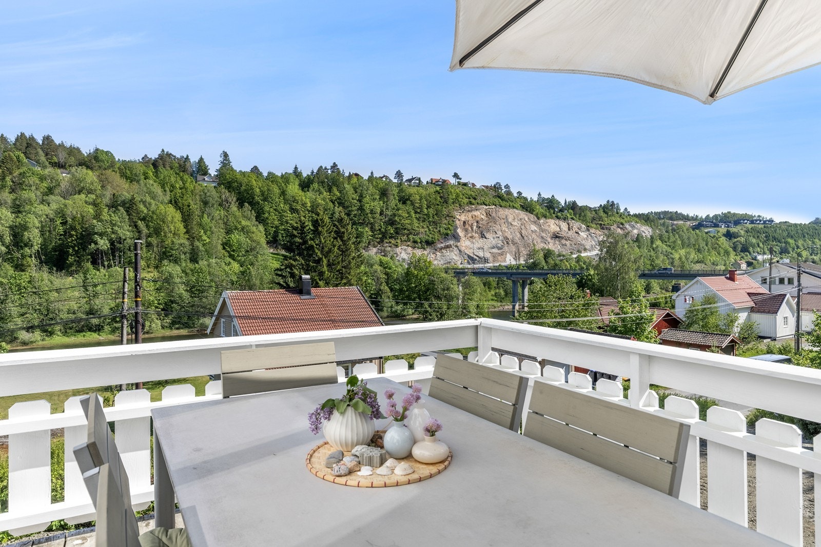 Solrikt og usjenert med fin utsikt Galleribilde