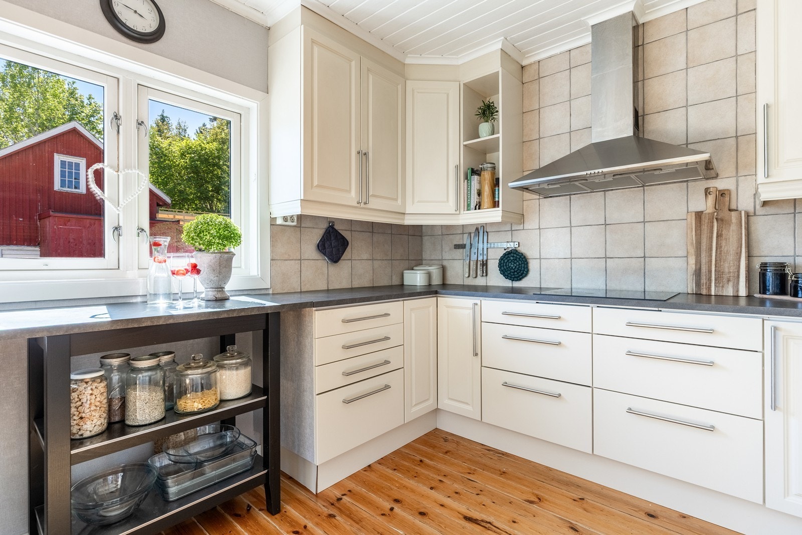 Store vindusflater som slipper inn rikelig med naturlig lys Galleribilde