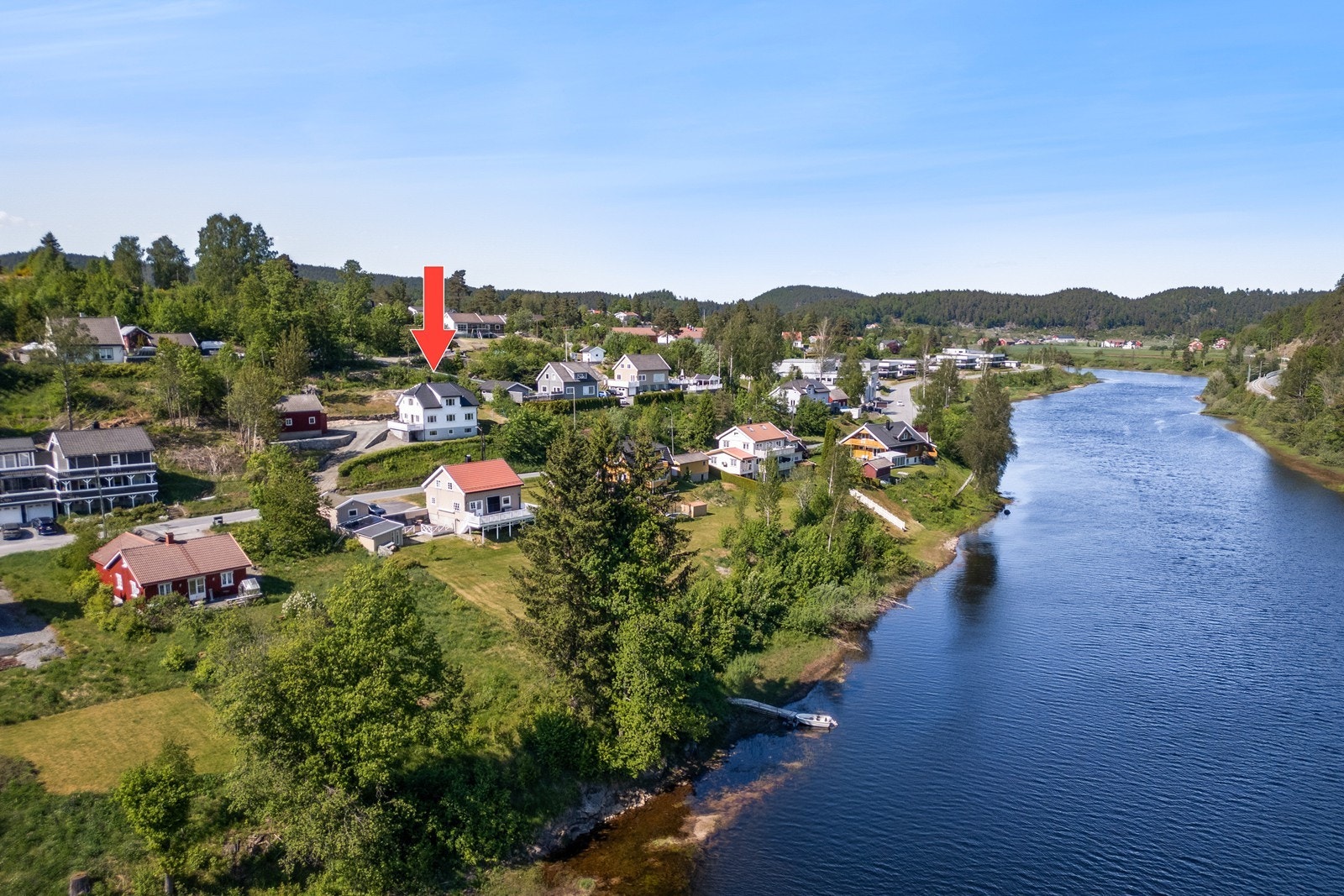 Innholdsrik enebolig med fin utsikt til Nidelva på romslig tomt Galleribilde