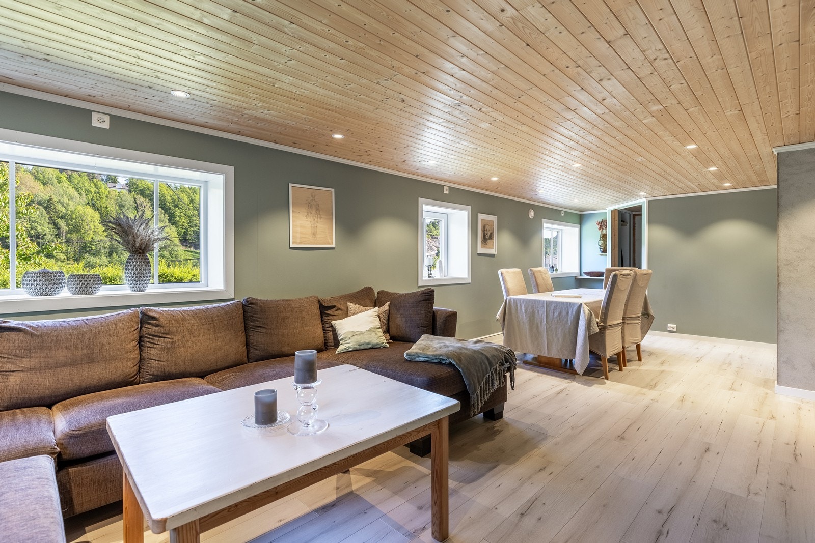 Lyst og trivelig - innbyr til sosiale sammenkomster Galleribilde