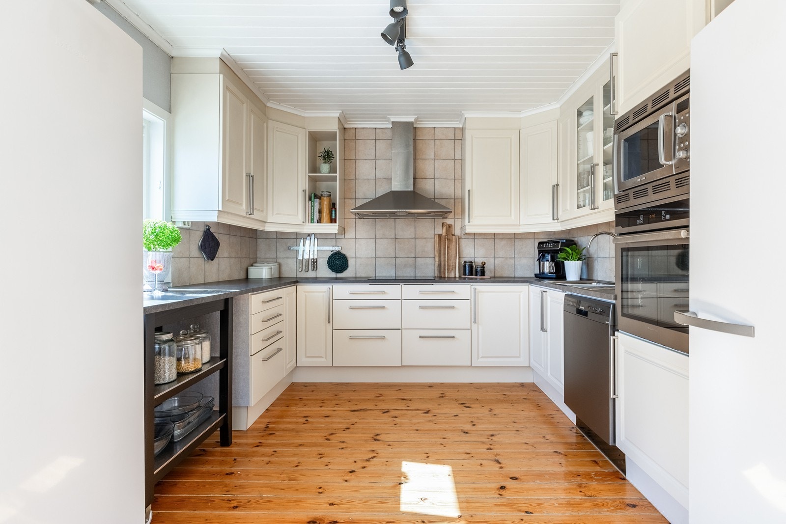 Romslig kjøkken, rikelig med skap og benkeplass Galleribilde