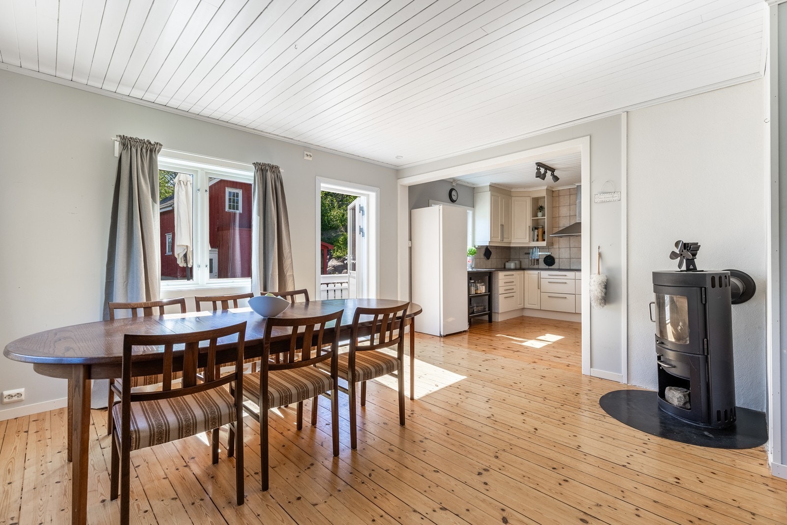 God plass til spisebord i tilknytning til kjøkkenet Galleribilde