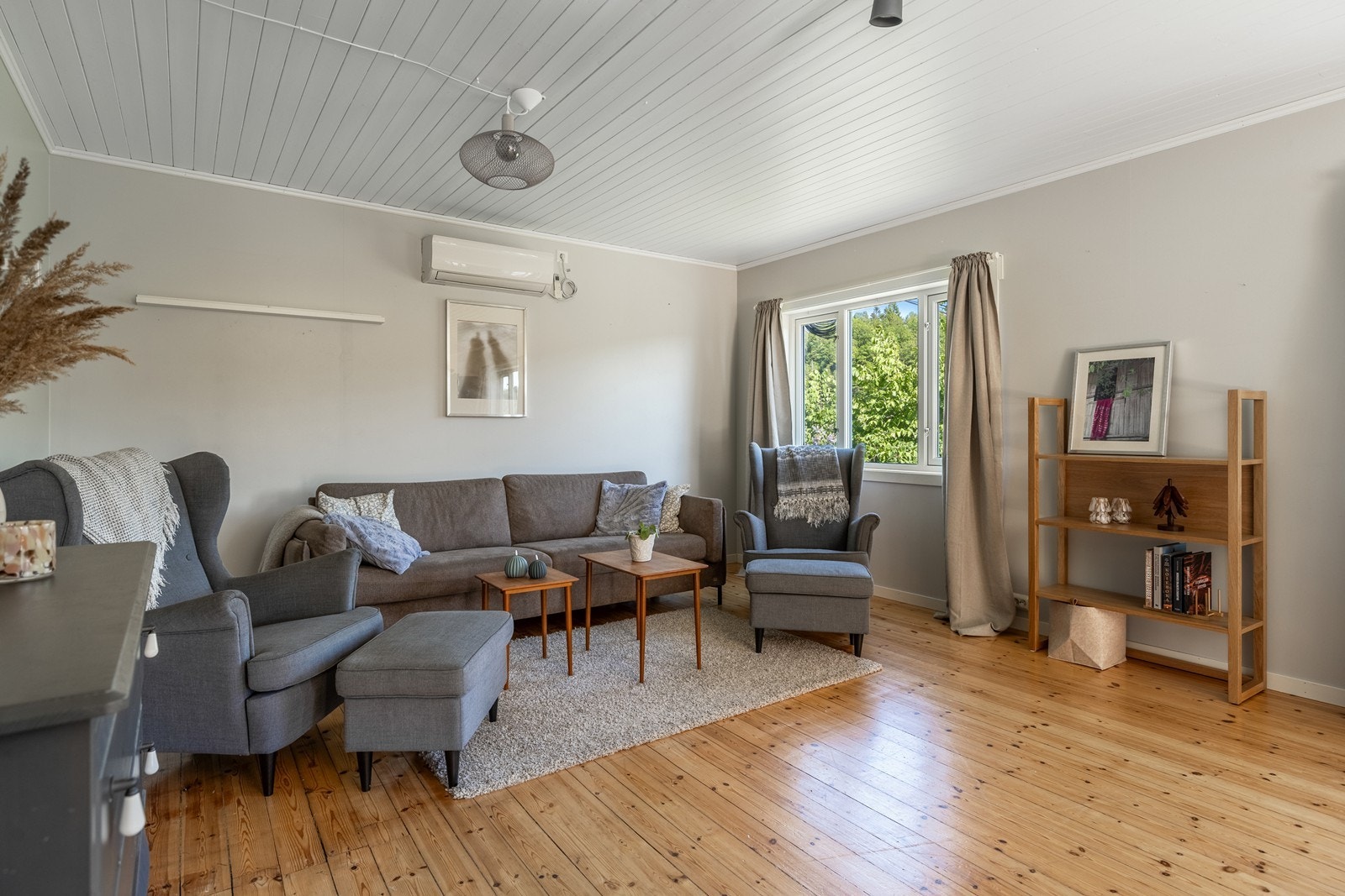 God plass til sofagruppe og tilhørende møblement Galleribilde