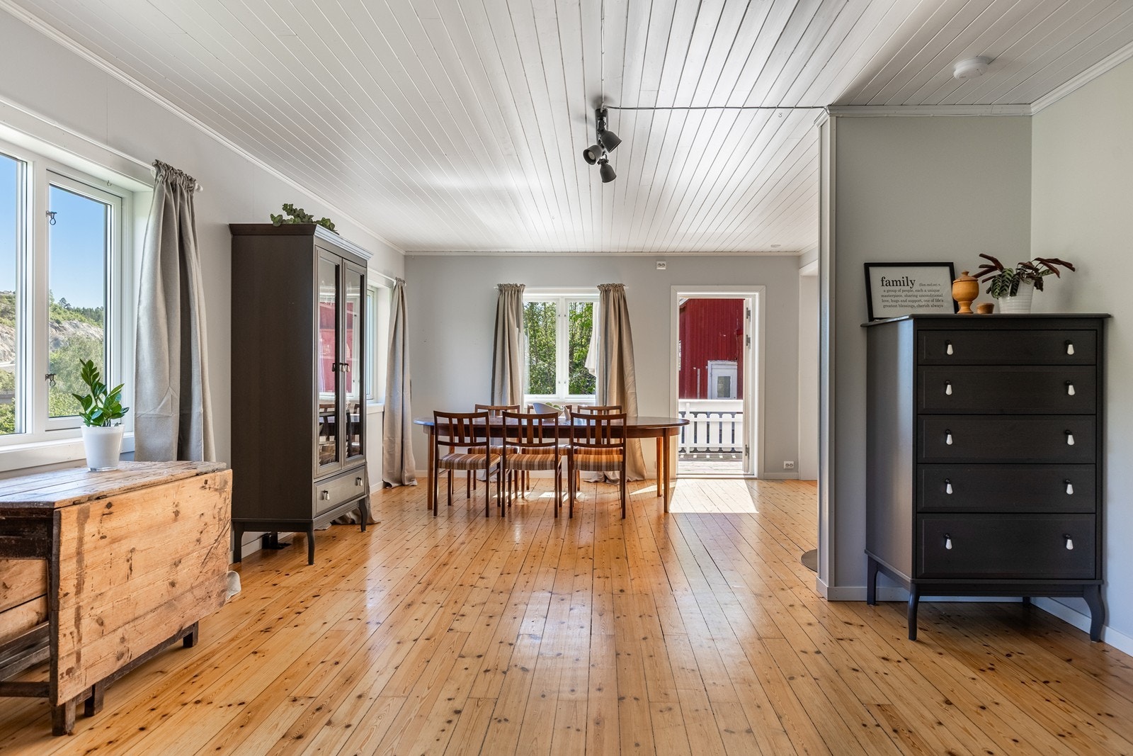 Romslig stue med gode møbleringsmuligheter Galleribilde