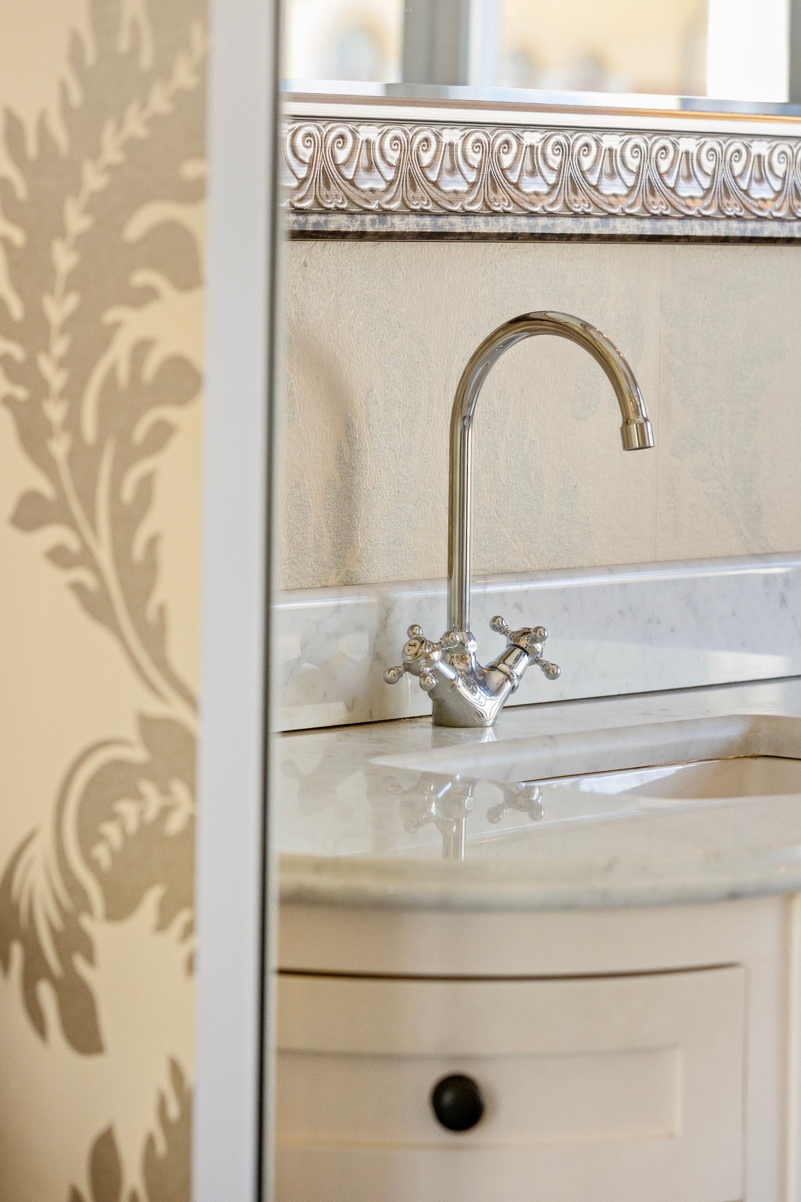 Klassiske detaljer gir rommet en tidløs og sofistikert atmosfære Galleribilde