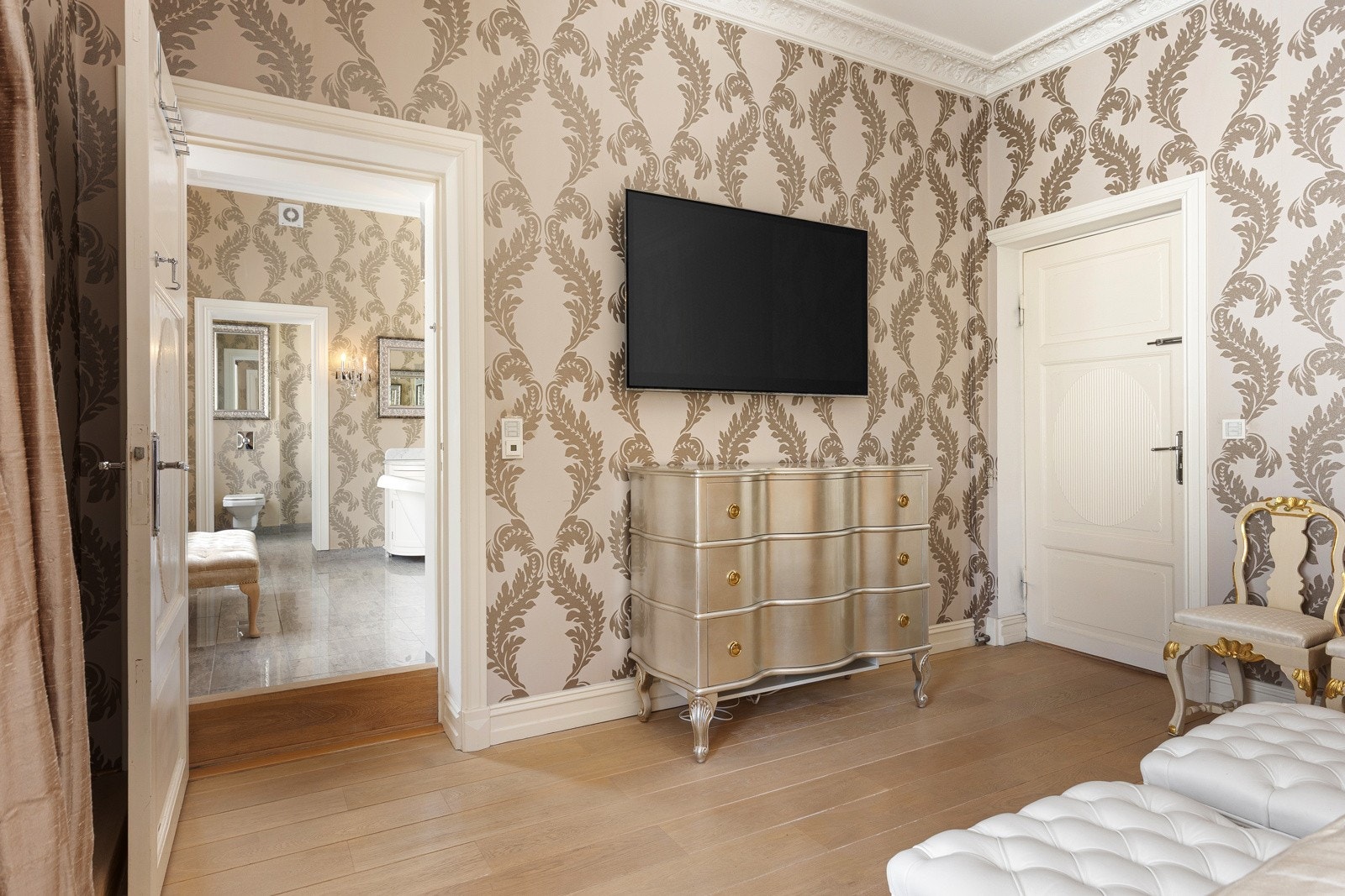 Rommet har i tillegg direkte tilgang til et privat baderom Galleribilde