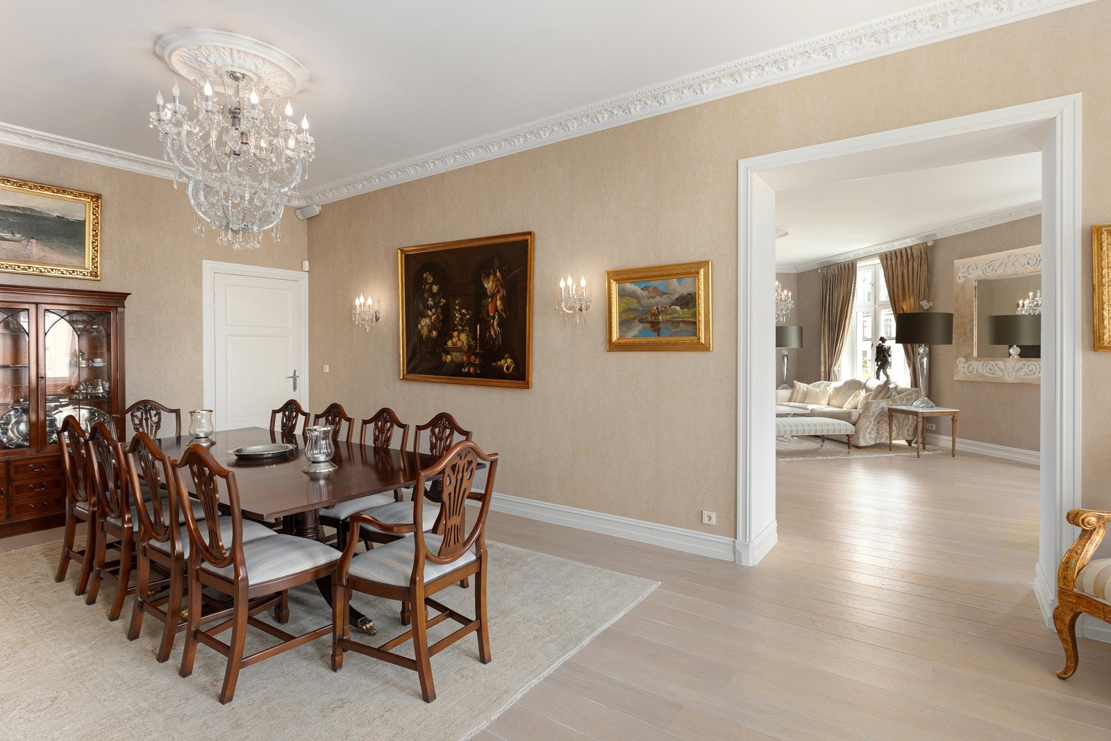 Planløsningen inkluderer både dagligstue og spisestue - to innbydende oppholdsrom med god plass Galleribilde