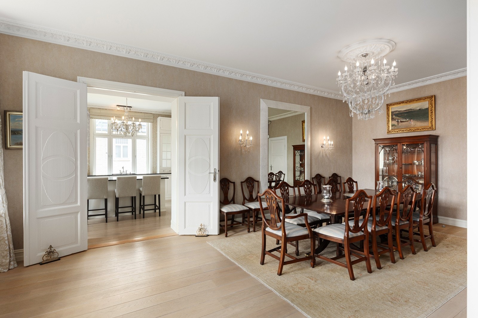 Kjøkkenets plassering mot spisestuen gir en sømløs overgang - ypperlig for alt fra travle hverdager til hyggelige sammenkomster Galleribilde