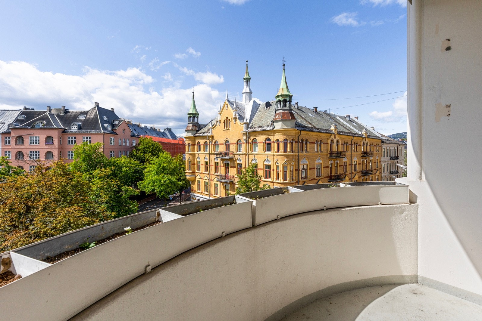 Fra spisestuen er det utgang til en solrik, sørvestvendt balkong på ca. 6 m² - Et flott sted å nyte ettermiddagssolen. Galleribilde