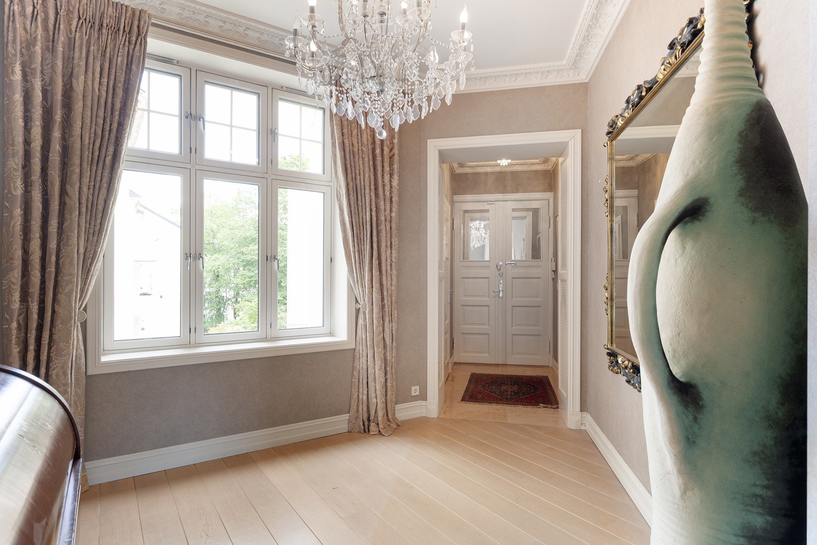 Innbydende entré/hall med varmekabler i gulvet som gir en lun velkomst Galleribilde