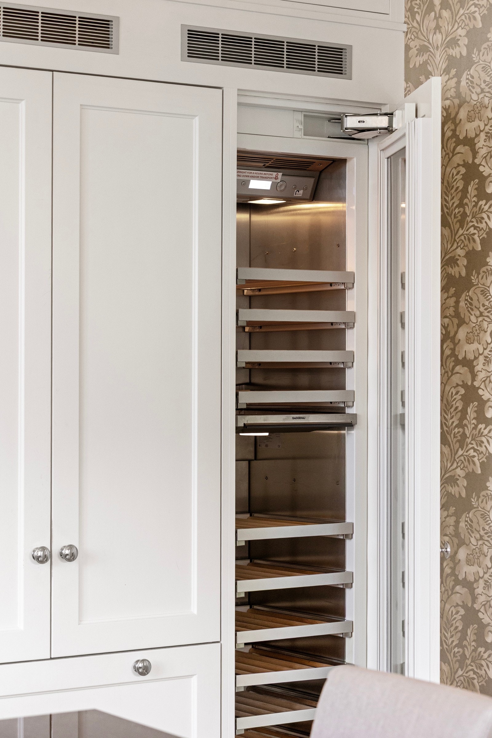 Kjøkkenet har et godt utvalg av integrerte hvitevarer, inkludert stort vinskap Galleribilde