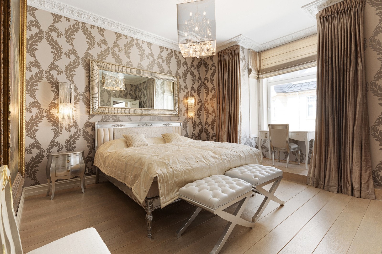 Hovedsoverommet utmerker seg med en generøs størrelse, med god plass til en dobbeltseng, nattbord på begge sider og en praktisk garderobeløsning Galleribilde