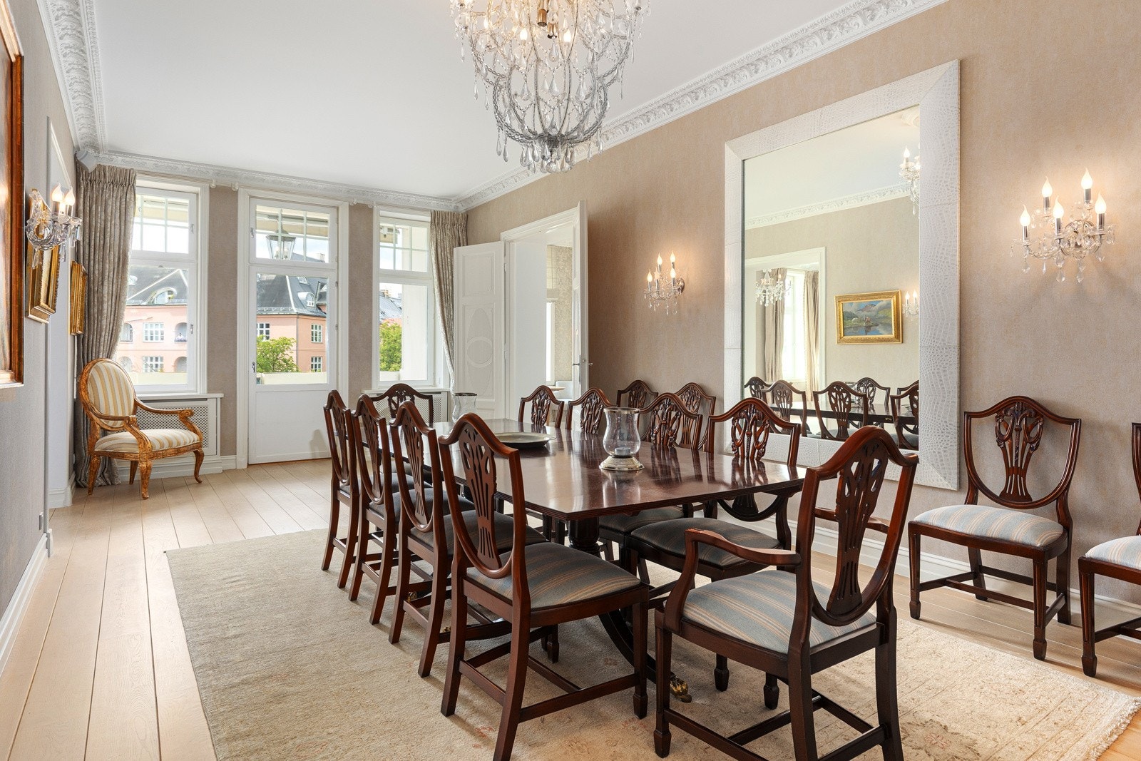 Spisestuen har en luftig atmosfære og god plass til langbord eller større spisegruppe Galleribilde