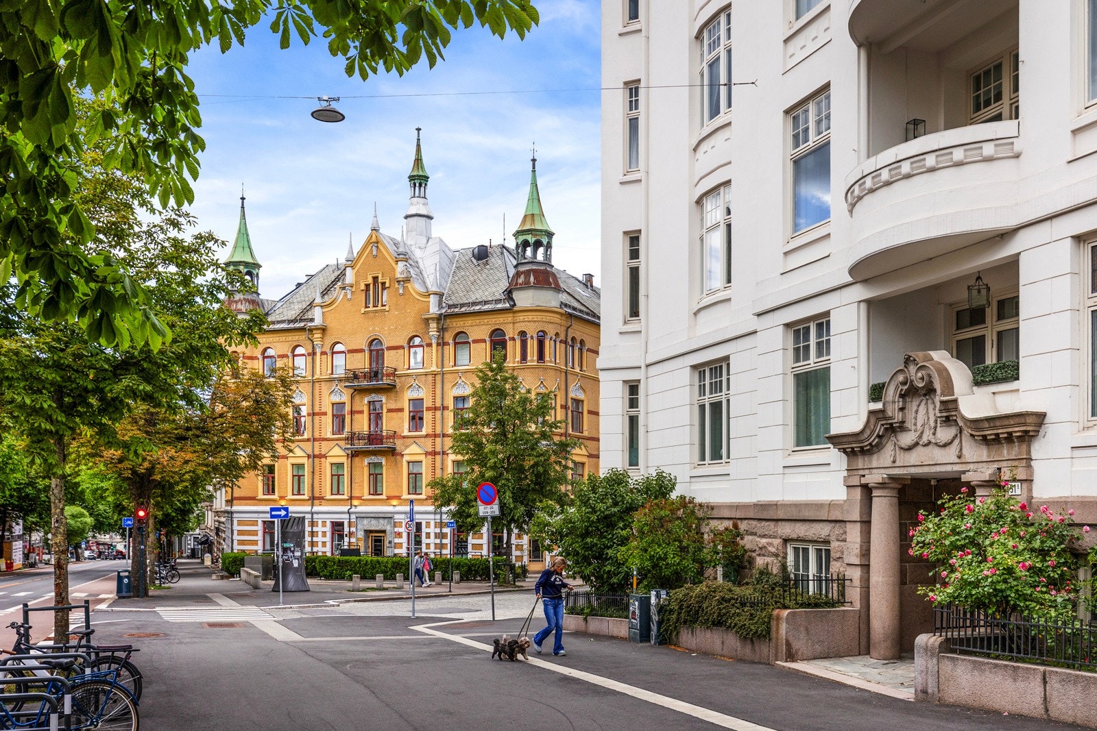 Beliggenheten er svært sentral med gangavstand til butikker, restauranter, kollektivtransport og naturskjønne turområder som Frognerparken og Bygdøy Galleribilde