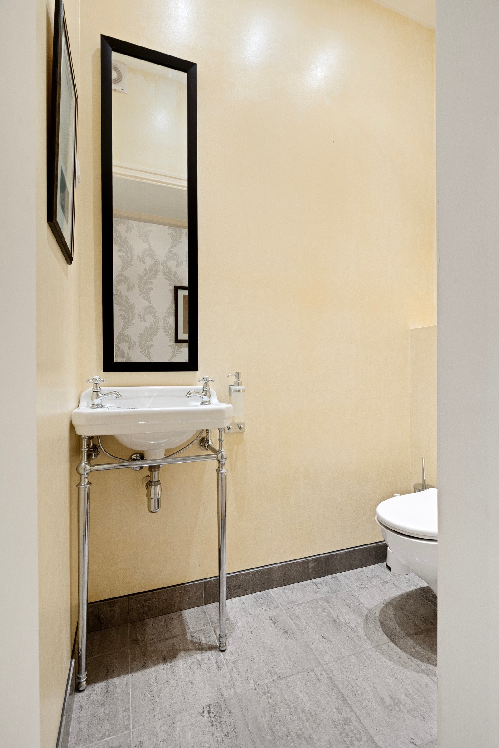 Praktisk gjestetoalett innredet med toalett og servant Galleribilde