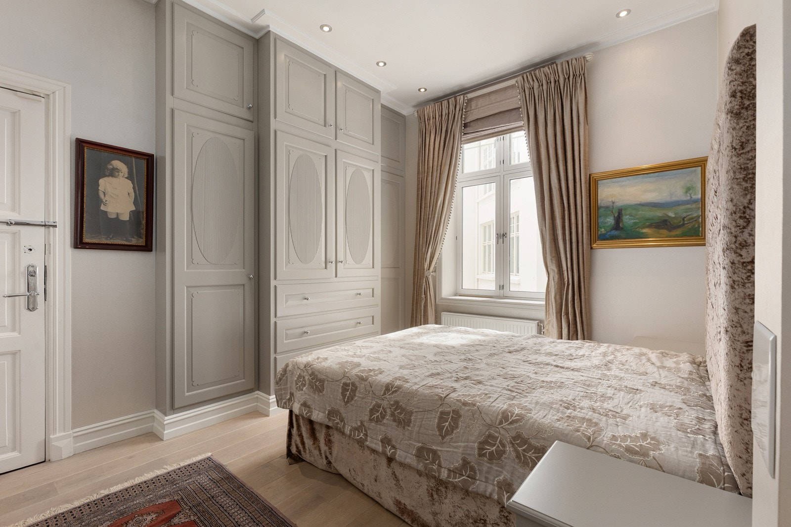 Alle tre soverommene er av generøs størrelse, med plass til stor dobbeltseng og garderobeskap Galleribilde