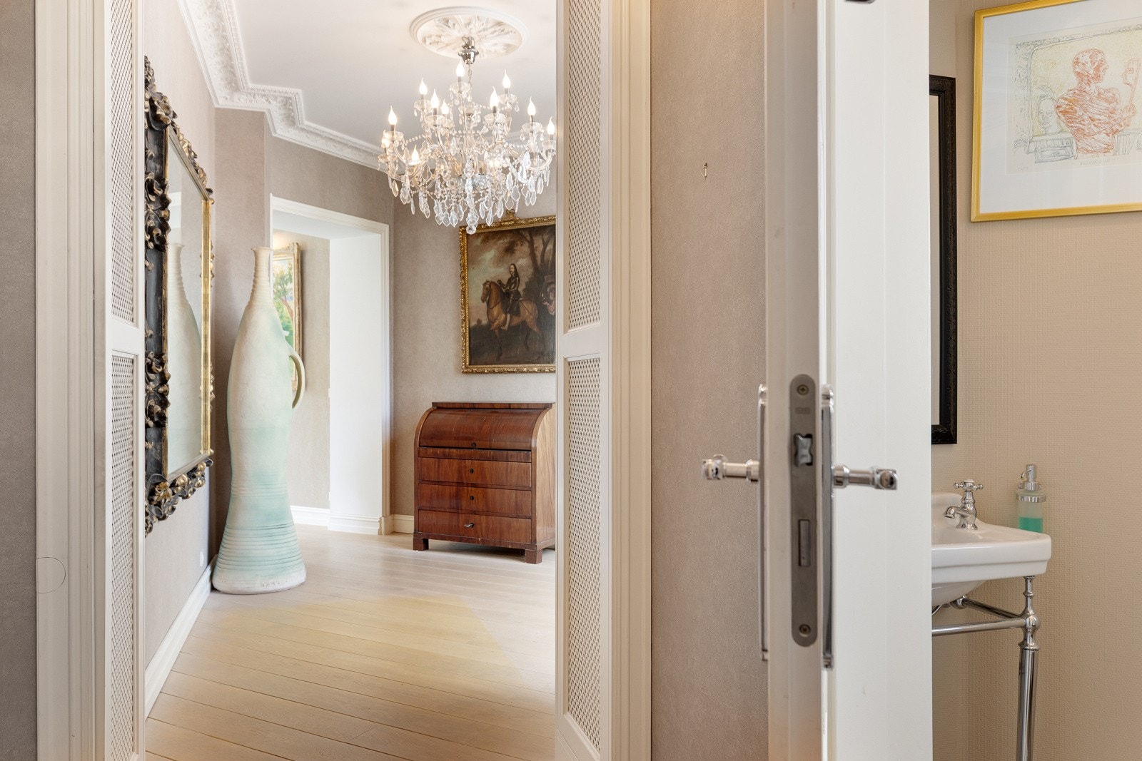 Fra entréen er det adkomst til et praktisk, separat toalett Galleribilde