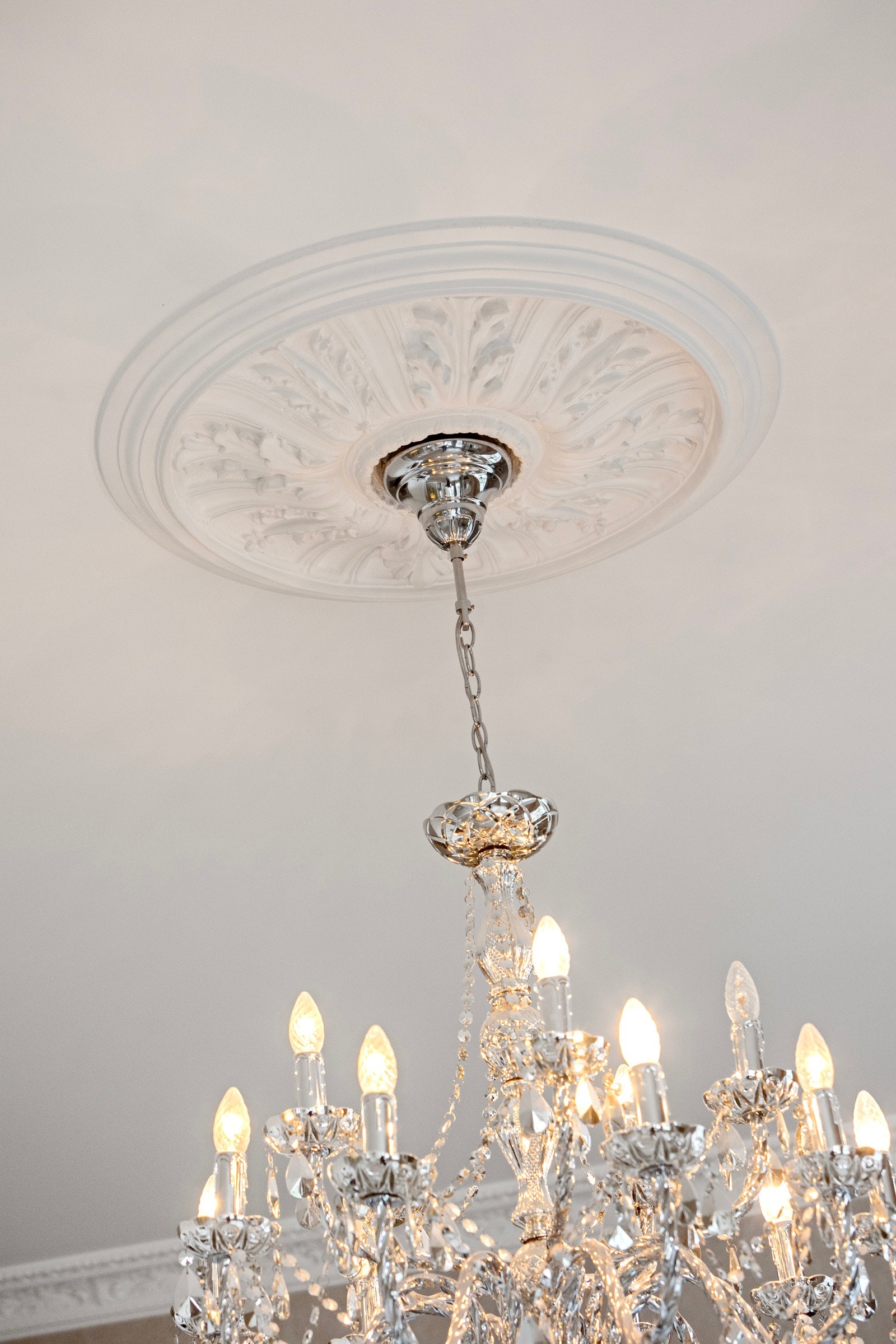 Originale detaljer som stukkatur og rosett er godt bevart og gir hjemmet særpreg Galleribilde