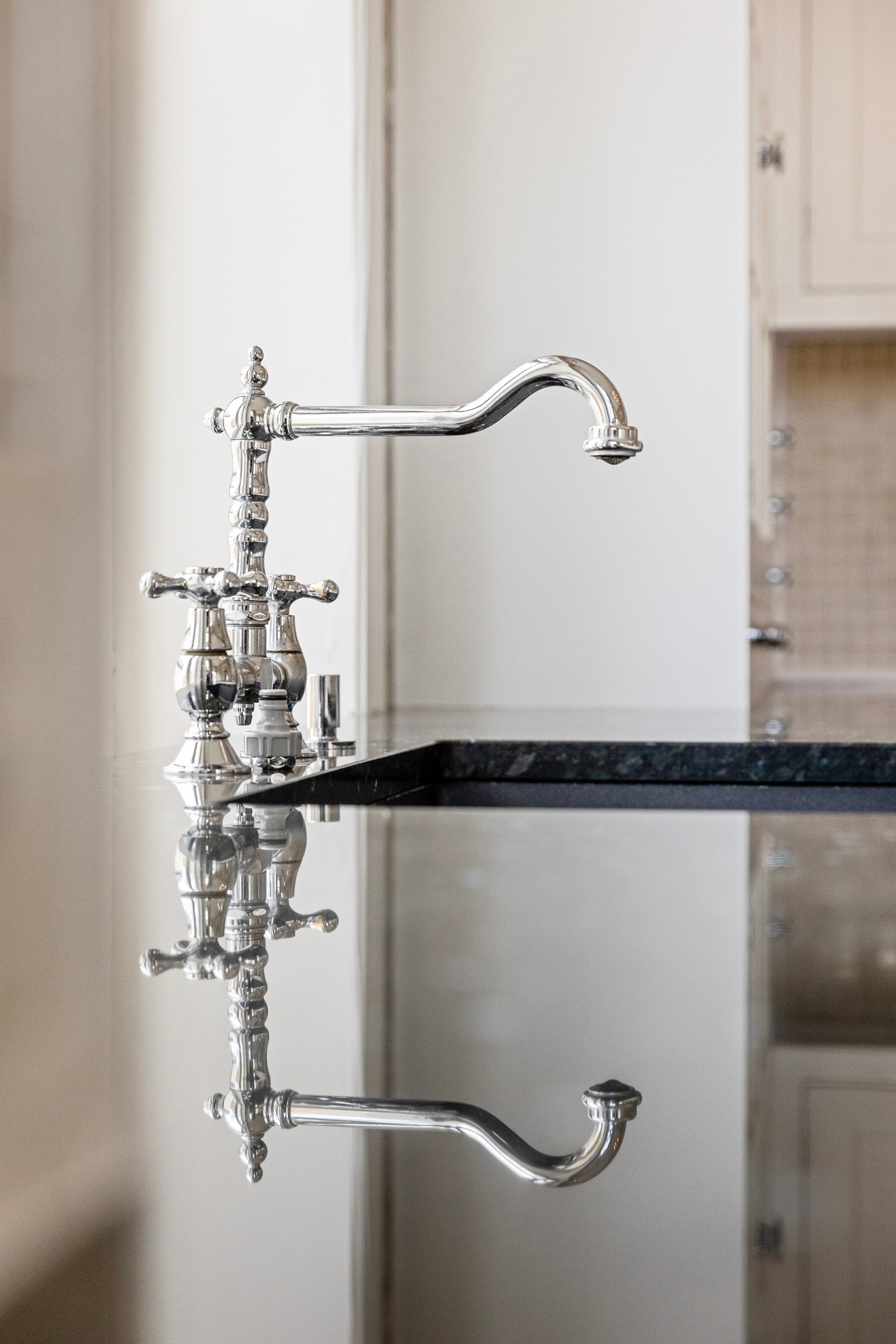 Gjennomført kjøkken med elegante detaljer Galleribilde