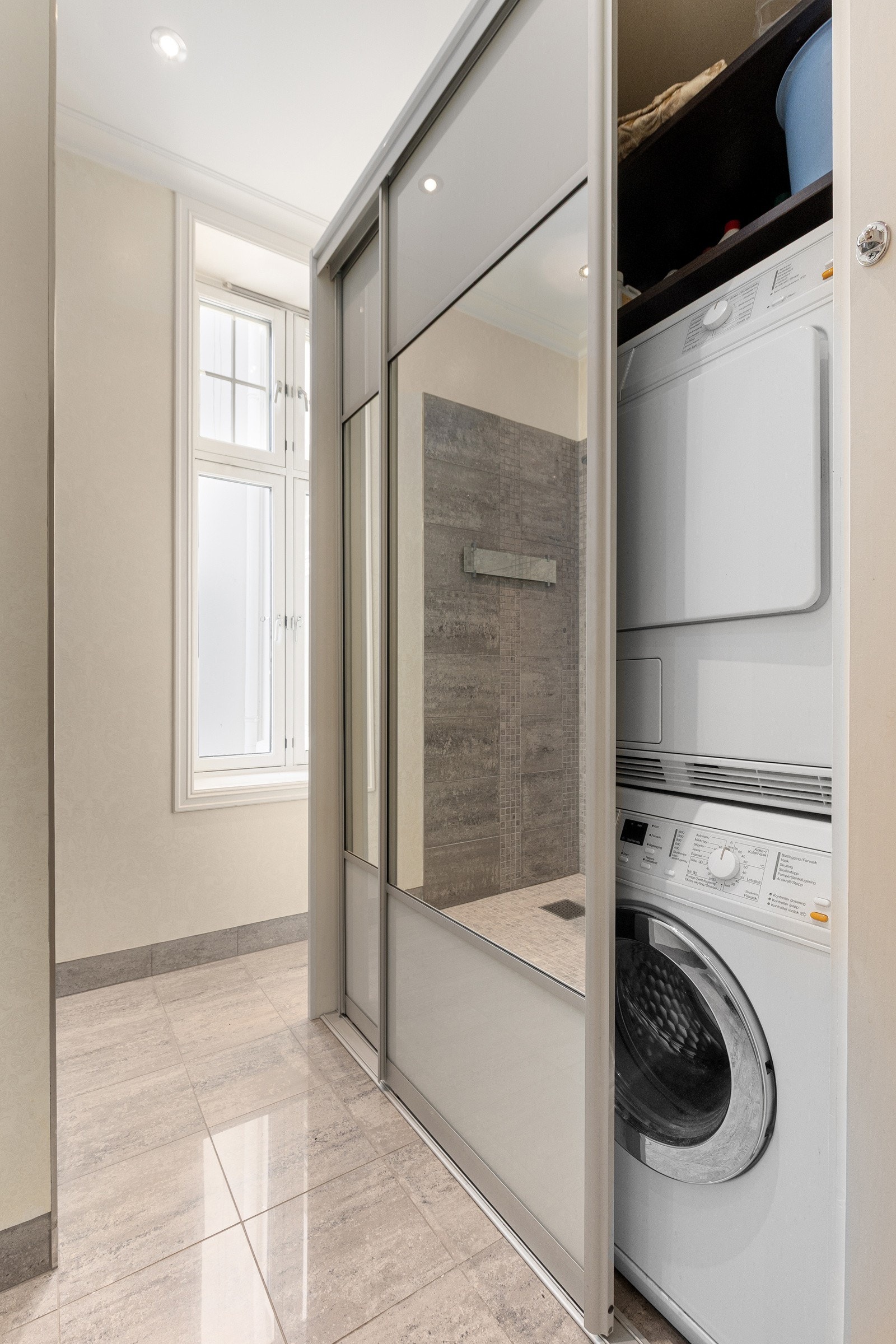 Badet har opplegg for vaskemaskin og tørketrommel Galleribilde