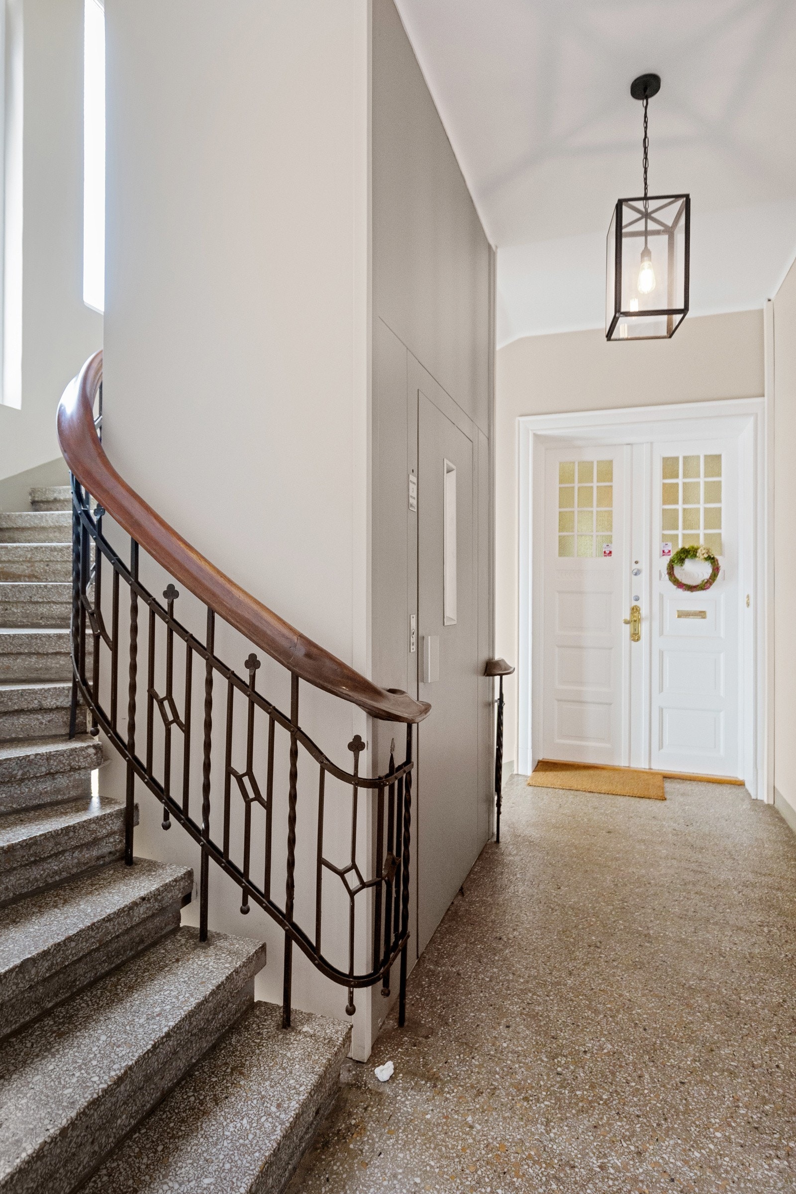 Enkel adkomst til byggets 4.etasje via felles heis Galleribilde