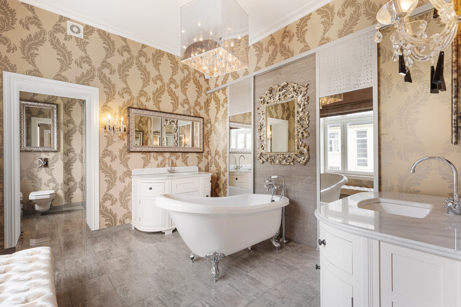 Stort baderom med varmekabler. Badet har to innredninger med nedfelt servant og et flott badekar Galleribilde