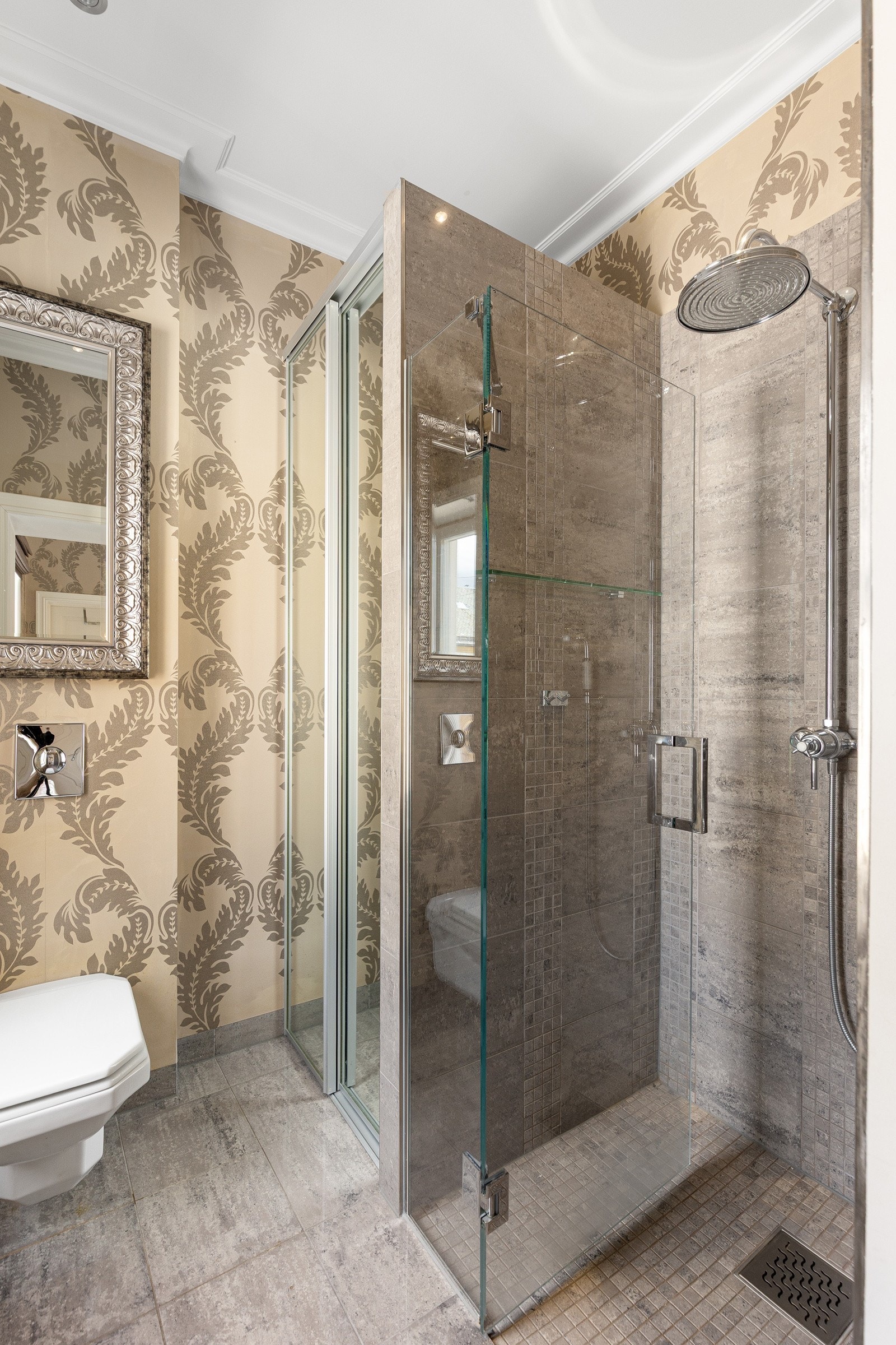 I tillegg inneholder badet dusjhjørne og toalett Galleribilde