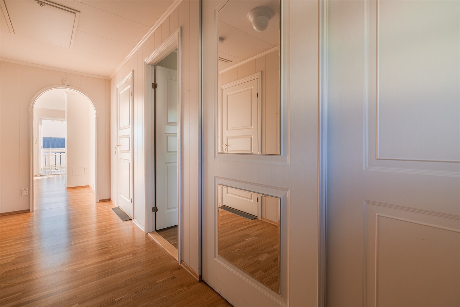Skyvedørsgarderobe ved inngangspartiet Galleribilde