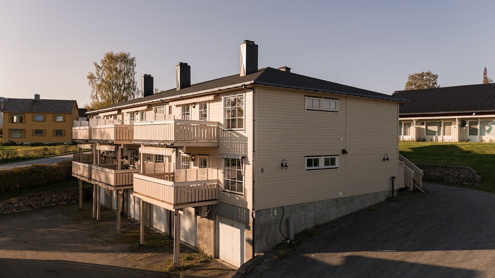 Velkommen til Jernbanegaten 8B. Hjørneleilighet i 2. etg med integrert garasje Galleribilde