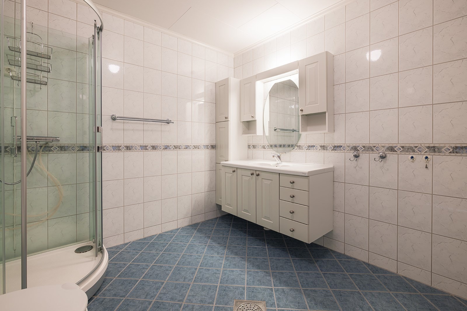 Romslig bad/vaskerom Galleribilde