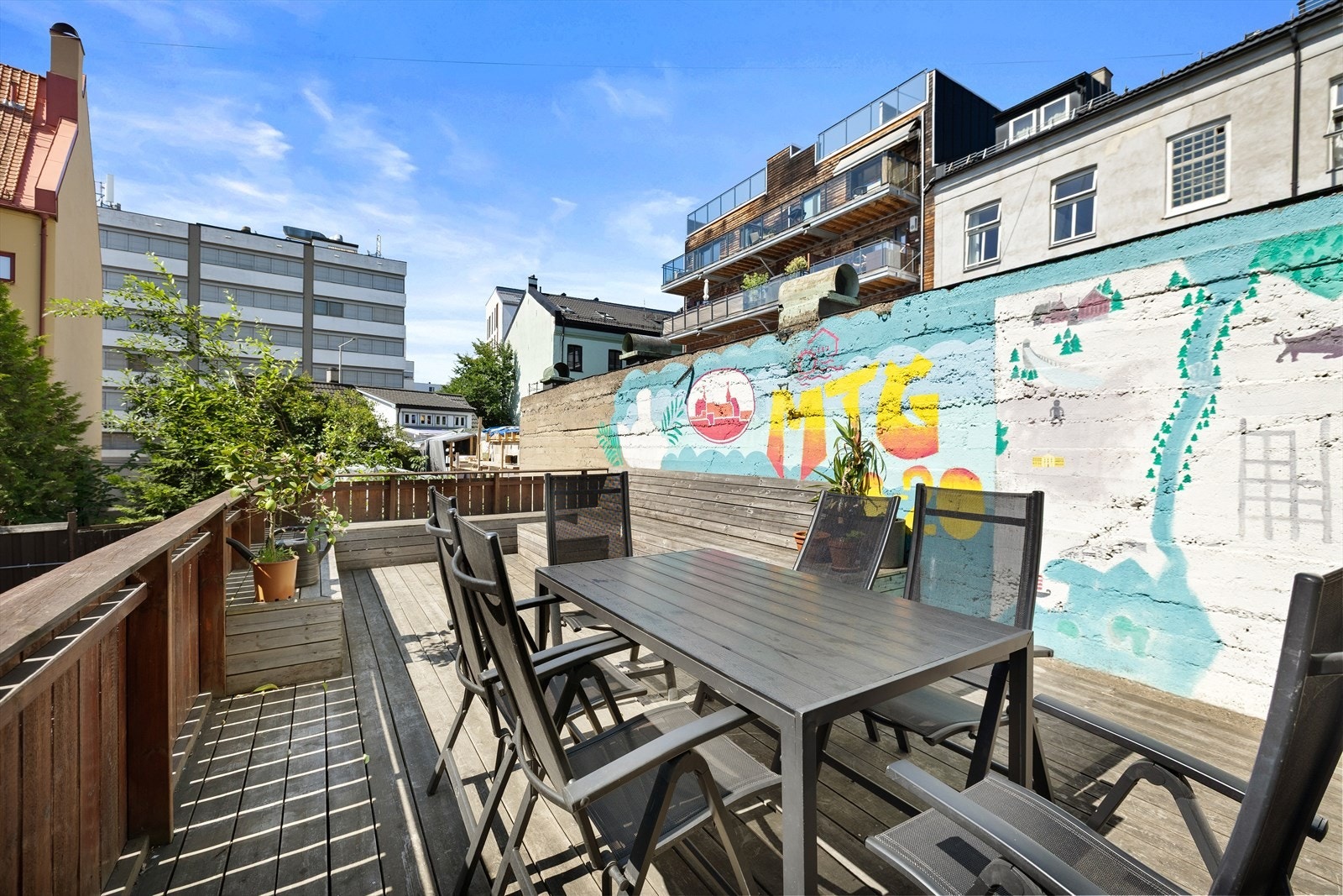 Frodig og skjermet bakgård med opphøyet terrasse Galleribilde