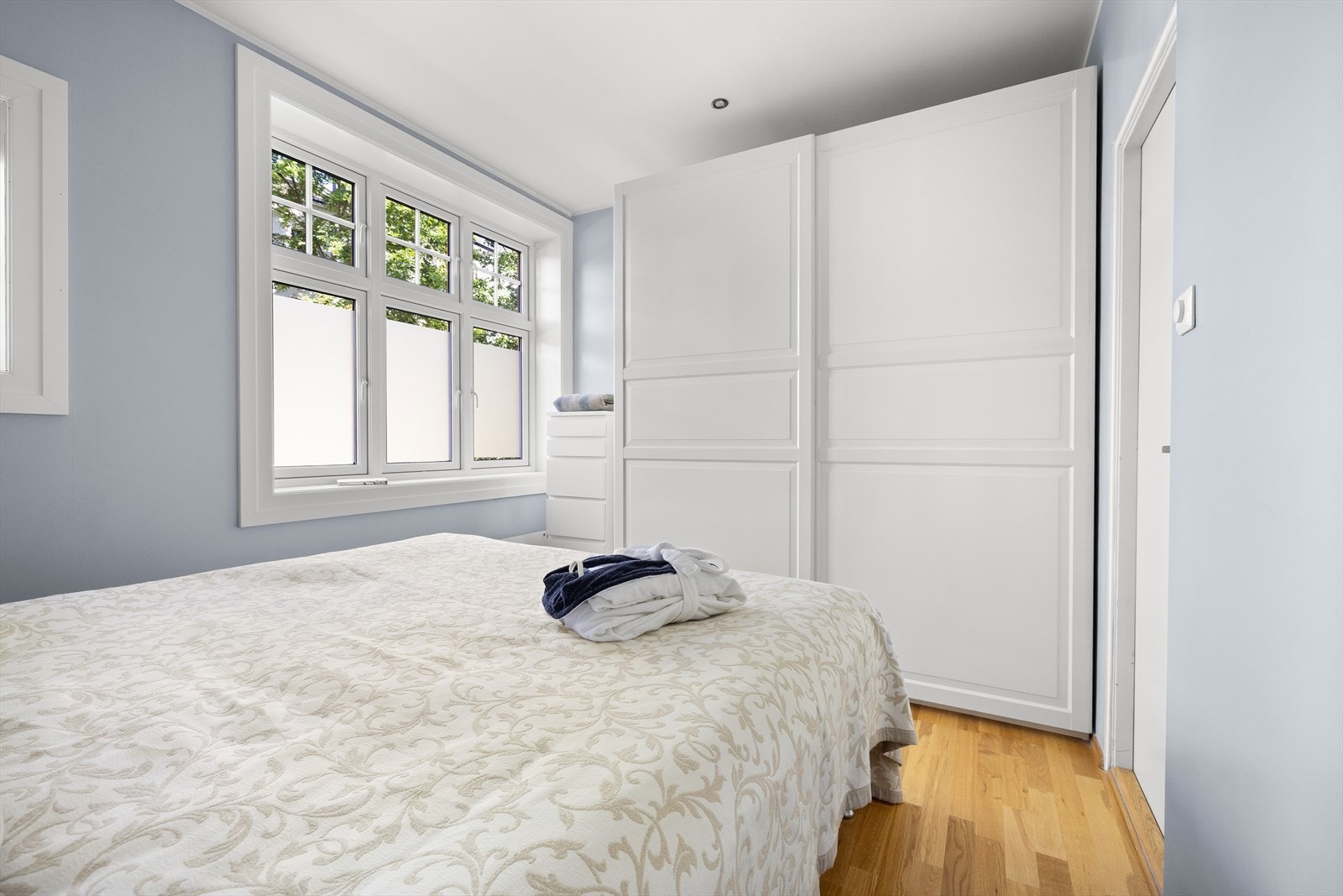 Her er det god plass til dobbeltseng, nattbord og en stor garderobeløsning Galleribilde