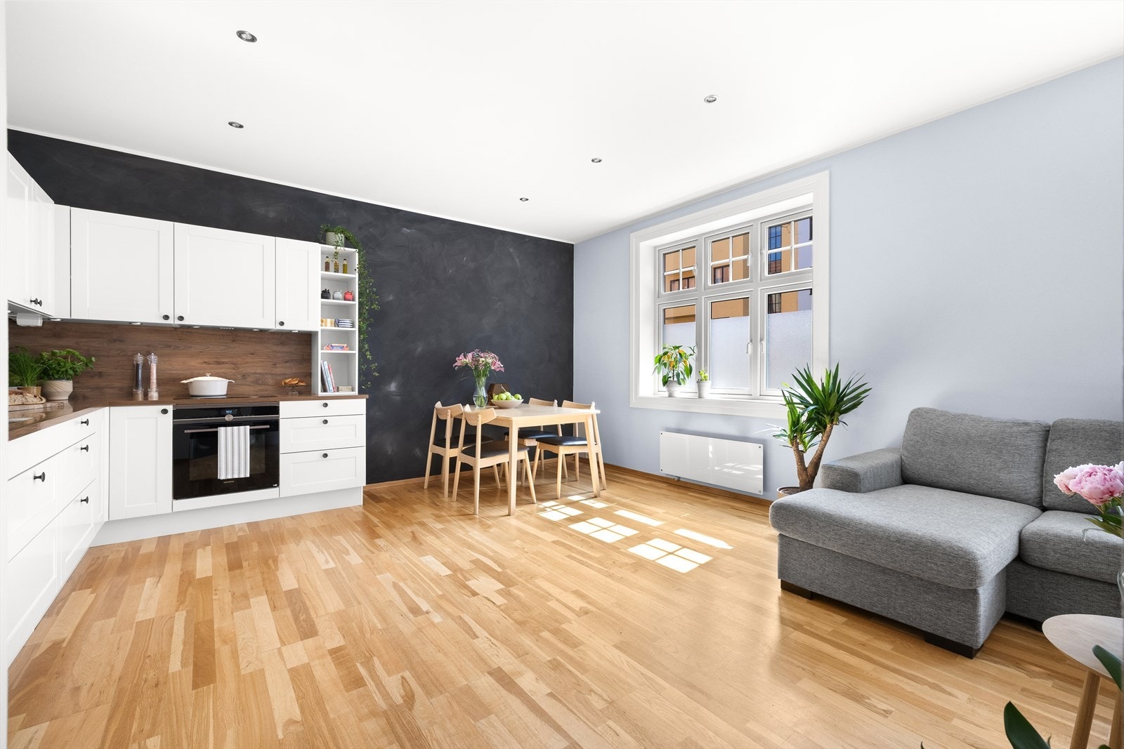 Innredningen har klassiske profilerte fronter og en slitesterk, laminert benkeplate med nedfelt oppvaskkum og ettgreps blandebatteri Galleribilde