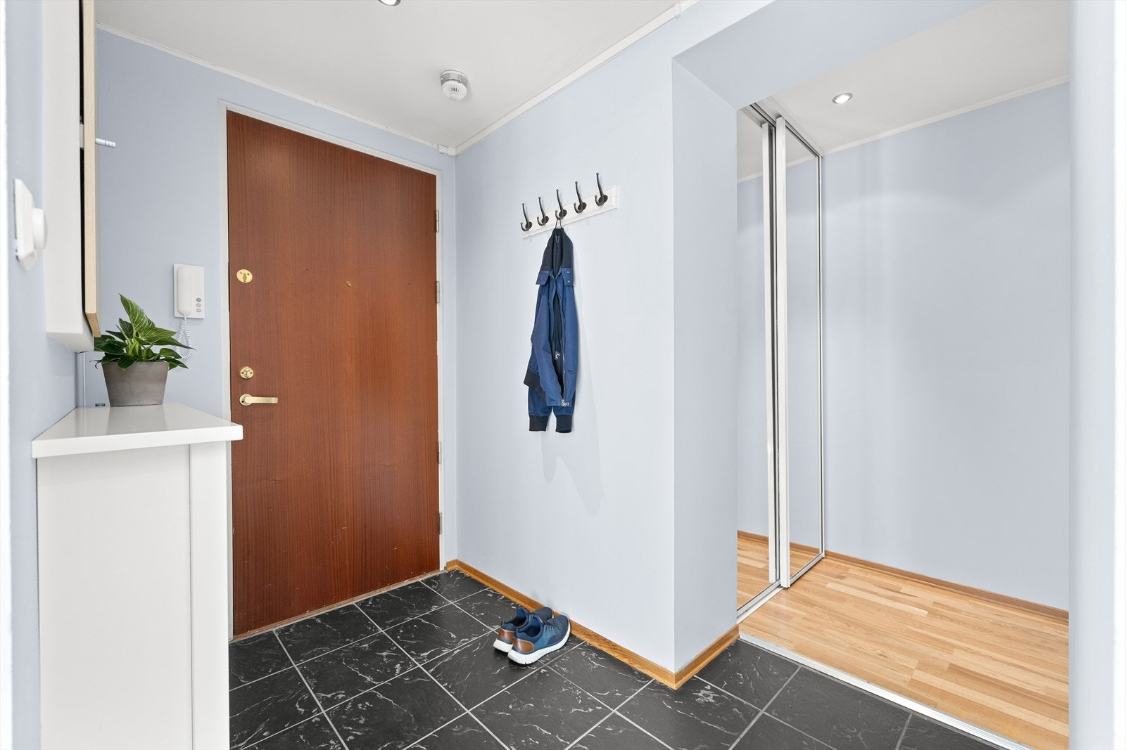 Lys og romslig entré med god plass til å henge fra seg yttertøy og sette fra seg sko Galleribilde