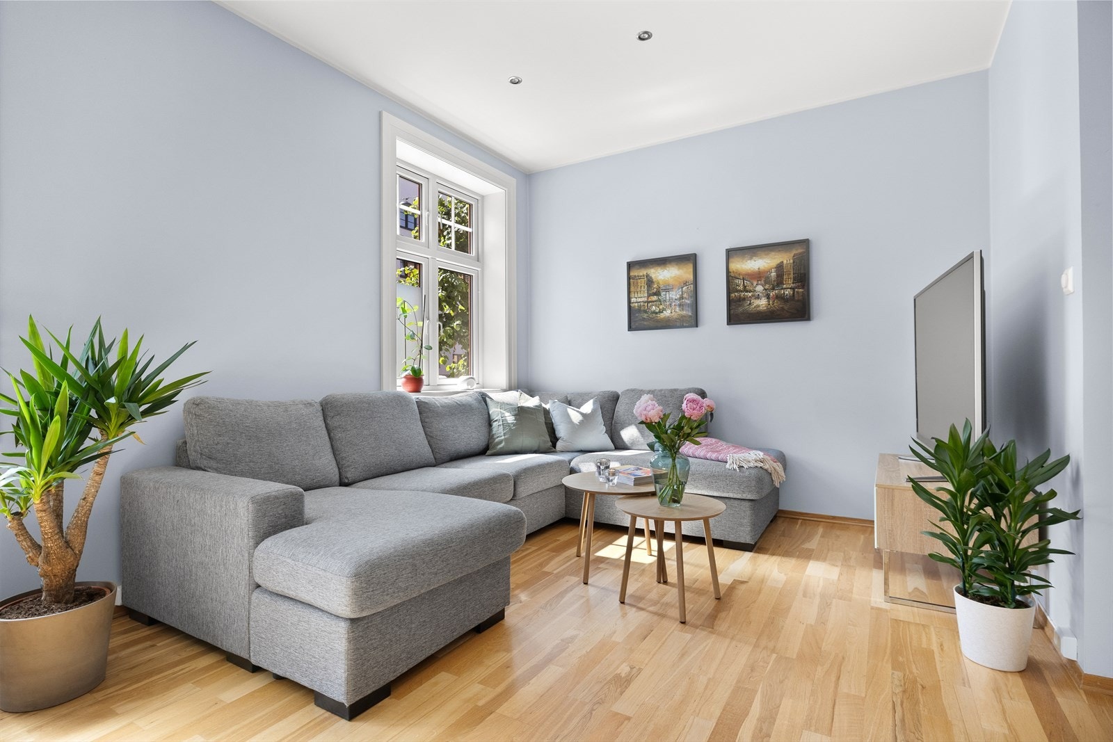 Det er god plass til både sofagruppe og spisebord Galleribilde