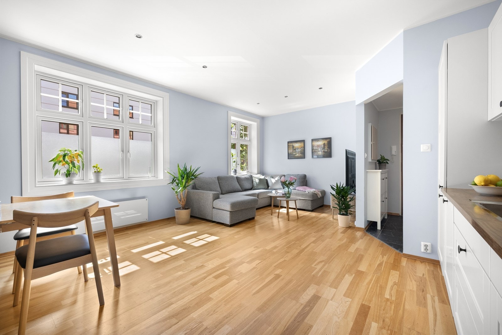 Store, vakre vindusflater gir rikelig med naturlig lys og en herlig atmosfære Galleribilde