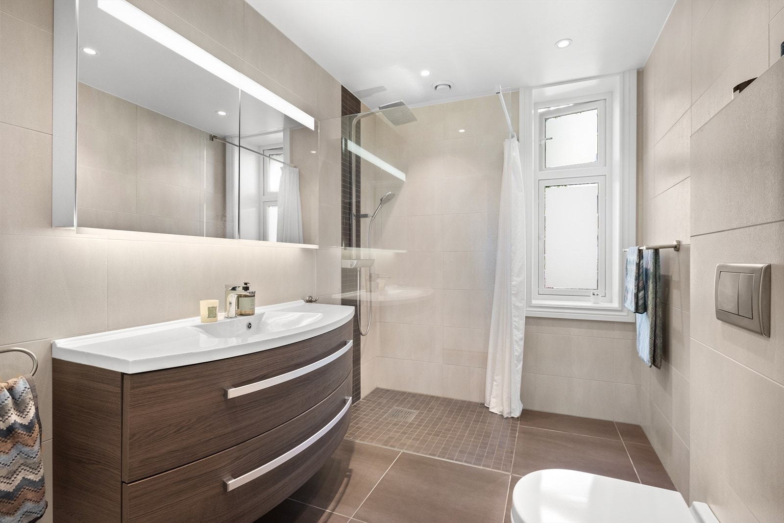 Delikat og tidløst baderom som ble oppgradert i 2014 av tidligere eier Galleribilde