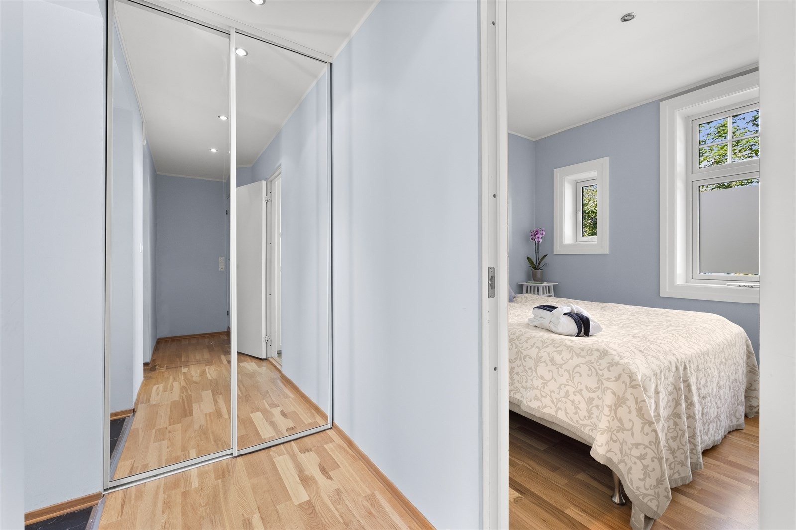 Ved entréen er det også god oppbevaring i skyvedørsgarderobe med speil Galleribilde