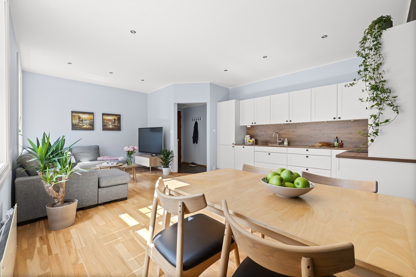 Stilrent og velutstyrt kjøkken fra HTH, montert i 2019 Galleribilde