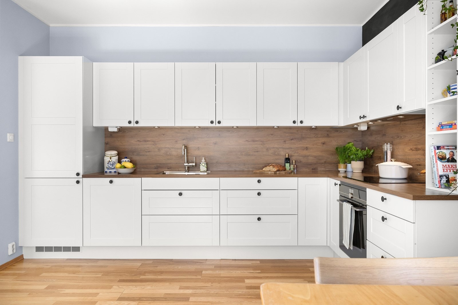 Dette er en gjennomført og arealeffektiv leilighet med en smart planløsning, og er perfekt for deg som ønsker en sentral beliggenhet og en urban livsstil Galleribilde