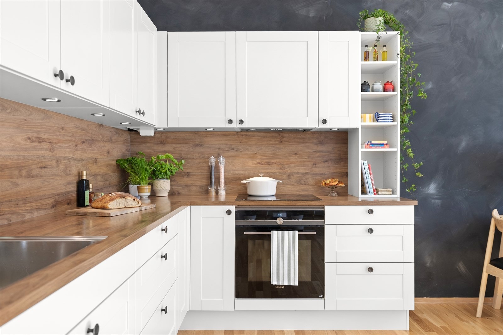 Det er integrerte hvitevarer som kjøl/fryseskap, oppvaskmaskin, stekeovn og platetopp Galleribilde