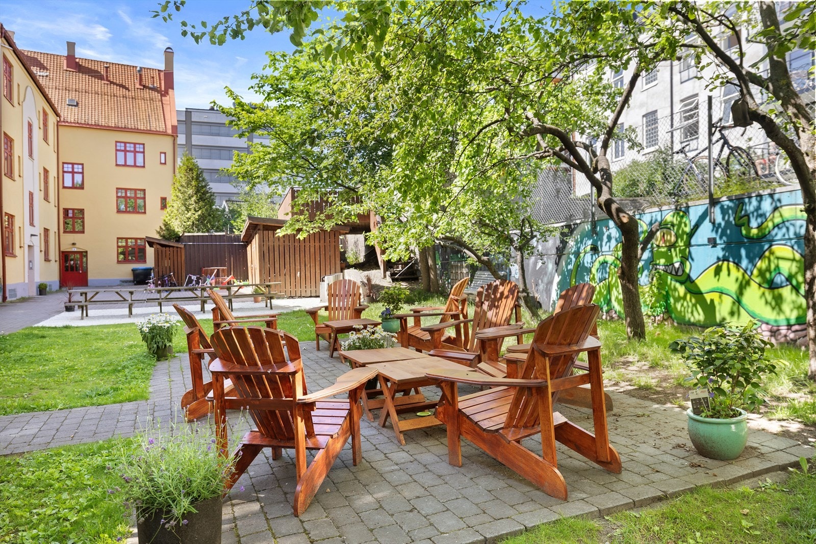 I bakgården finner du også epletrær, og du har mulighet til å nyte egenplukket frukt rett utenfor inngangsdøren din Galleribilde