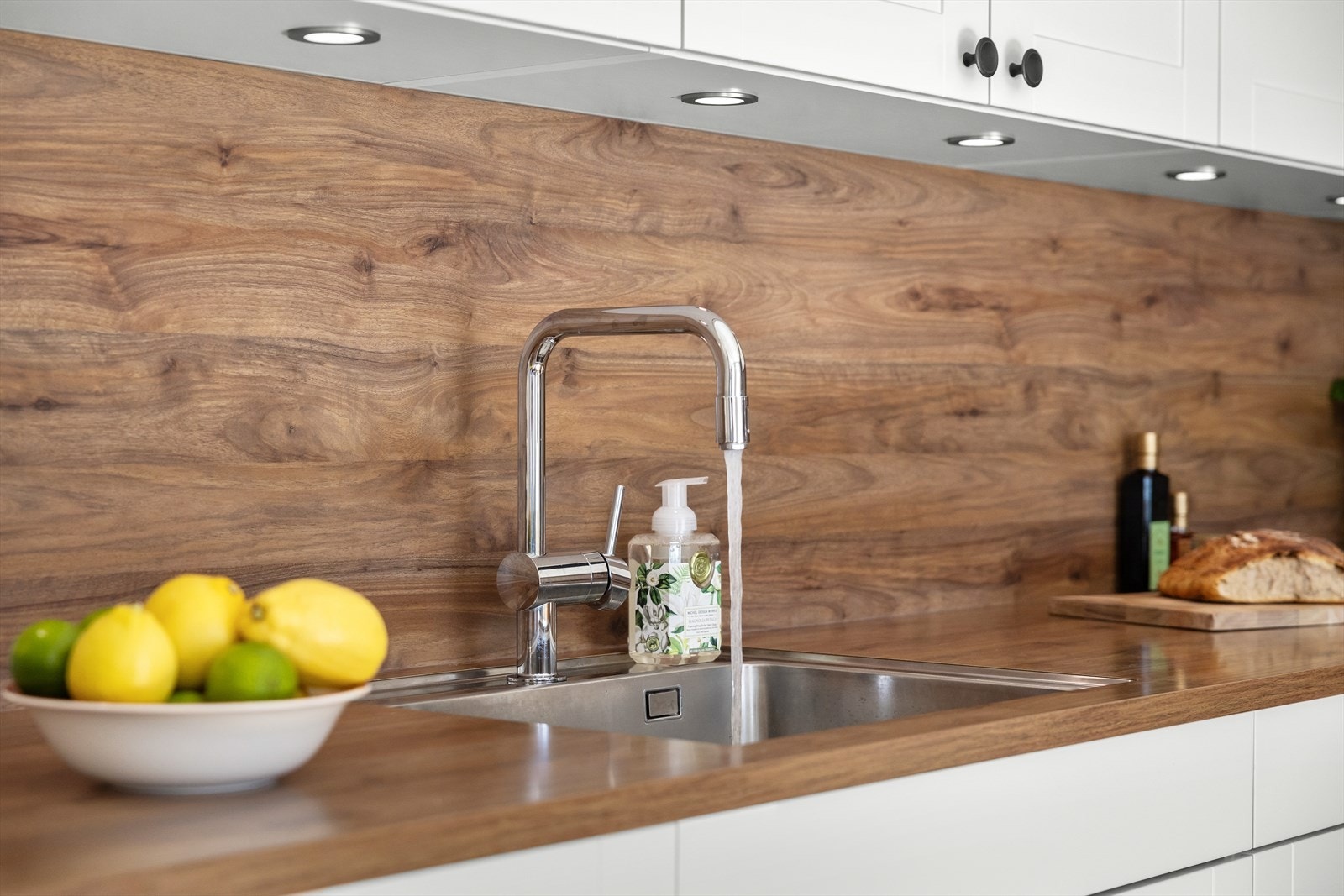 Kjøkkenet er både praktisk og estetisk, med god benkeplass og rikelig med oppbevaring i over- og underskap Galleribilde