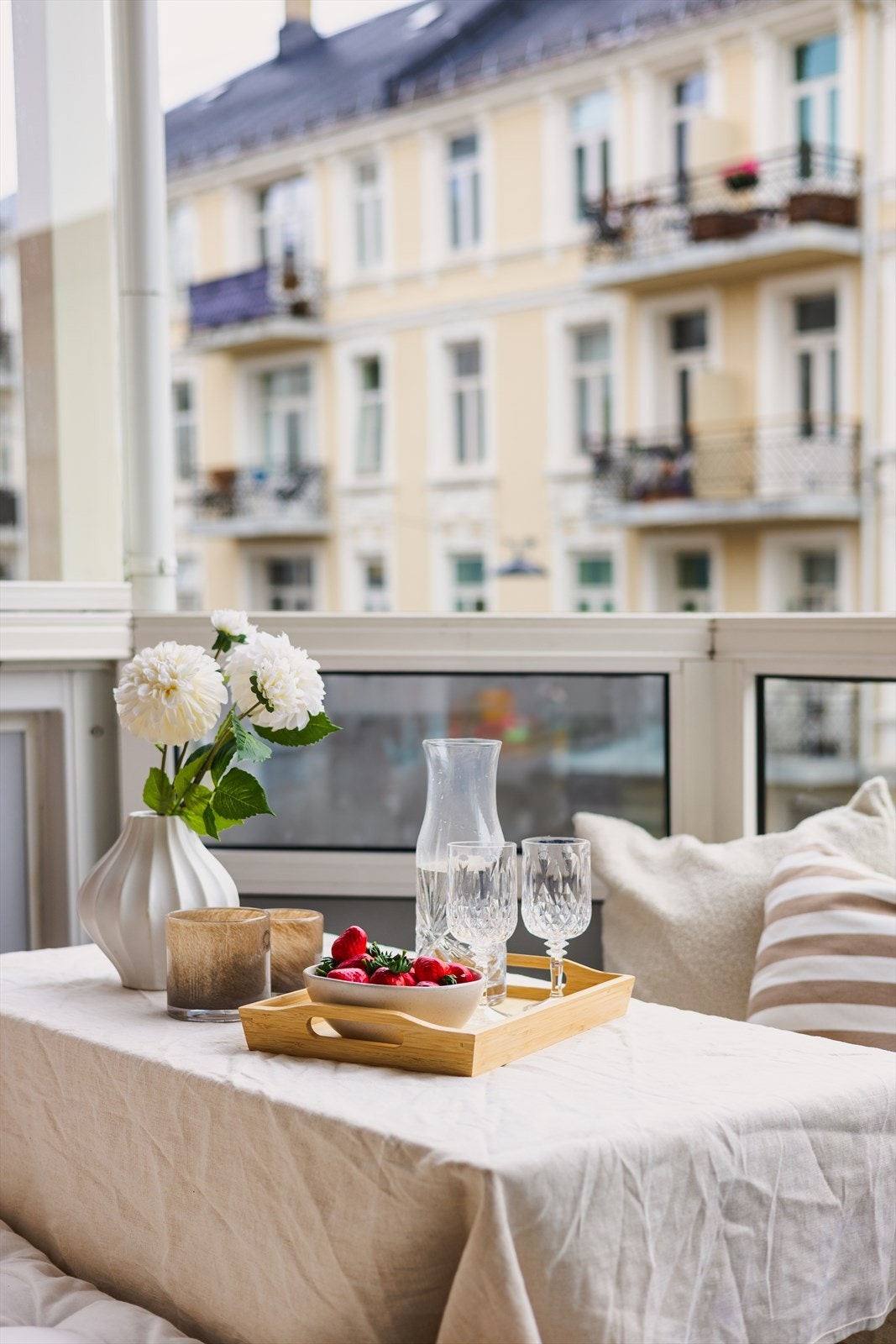 Fra morgenfrokost til kveldskos. Den innglassede balkongen er stedet for gode stunder og fine øyeblikk. Galleribilde