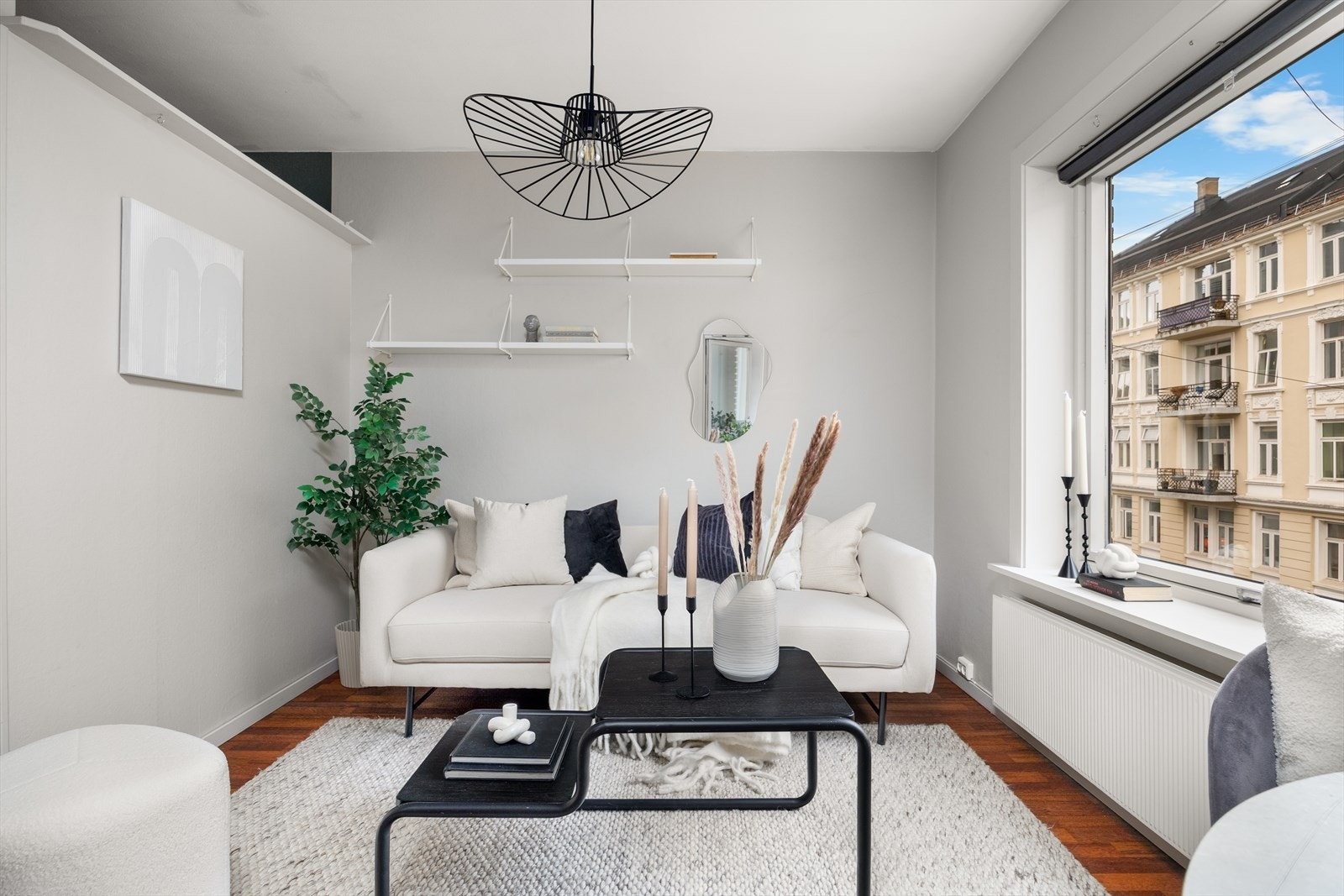 Store vindusflater sikrer godt naturlig lysinnslipp og skaper en luftig romfølelse. Galleribilde