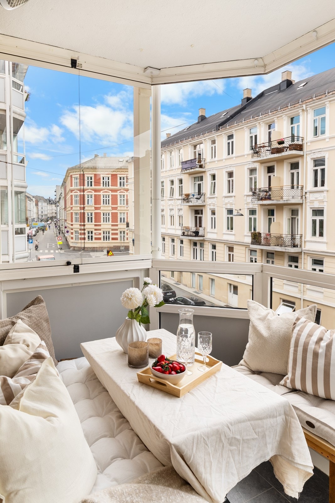 Balkongen fungerer som en forlengelse av stuen, med innglassing som gir le for vind og gjør det mulig å nyte uterommet gjennom hele året. Galleribilde