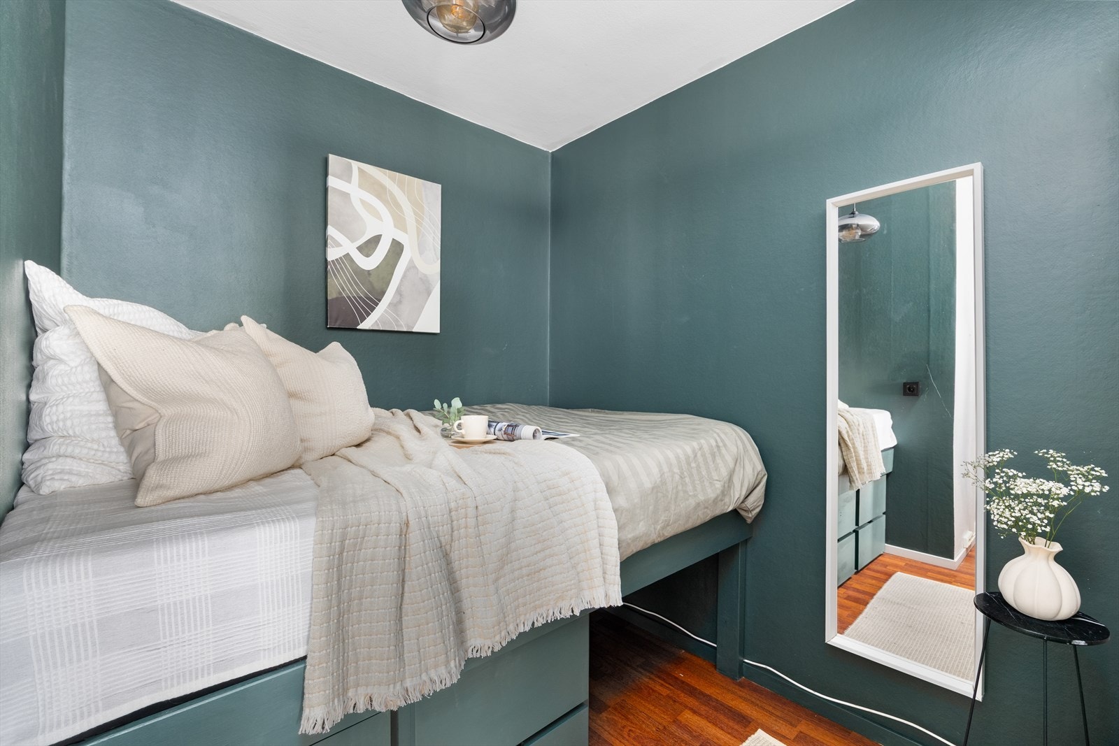 Plassbygd seng med skuffer. Smart oppbevaring uten å ta ekstra plass. Galleribilde