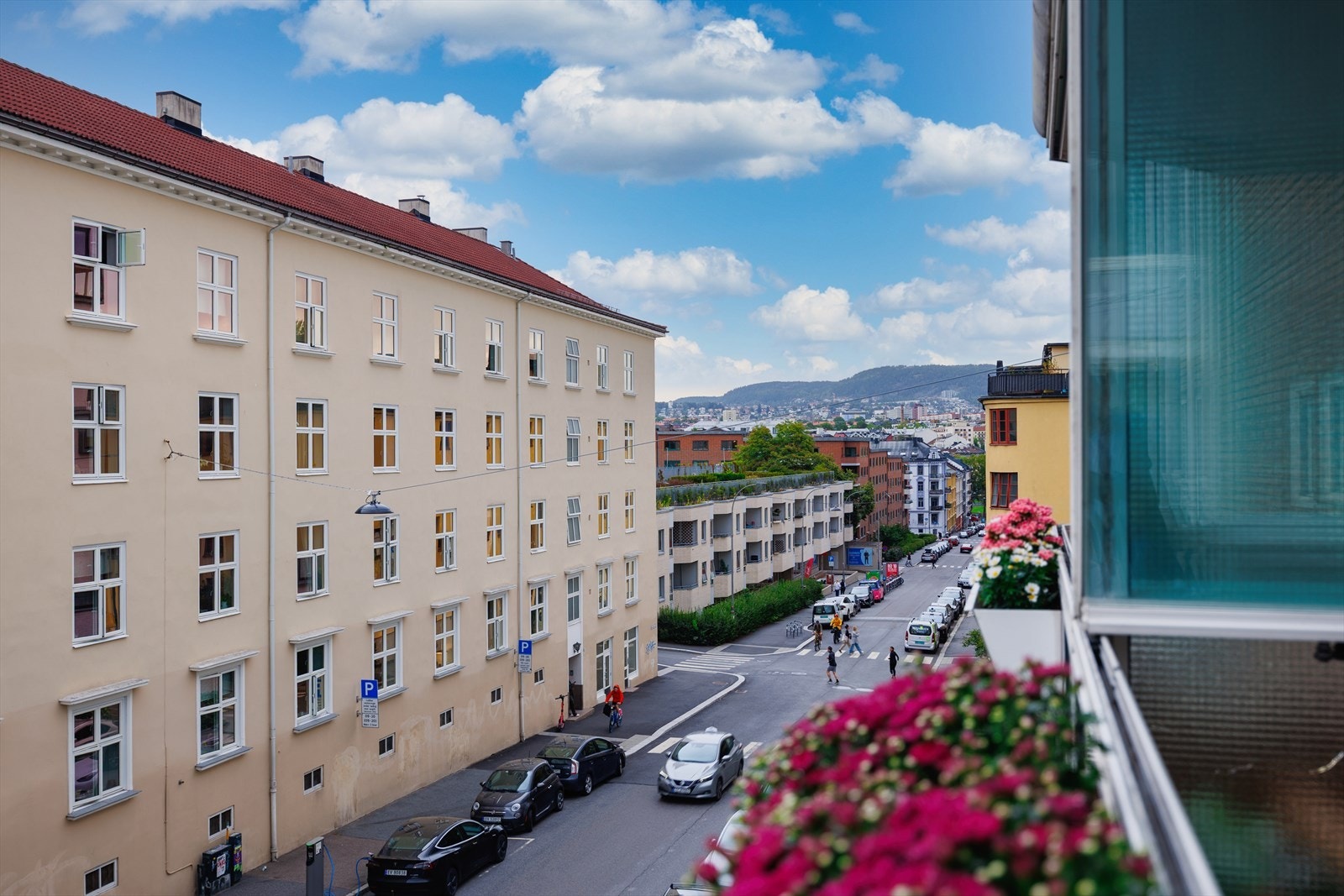 Vestvendt innglasset balkong på ca. 7 kvm. En forlengelse av stuen som kan brukes året rundt til både avslapning og hyggelige stunder. Galleribilde