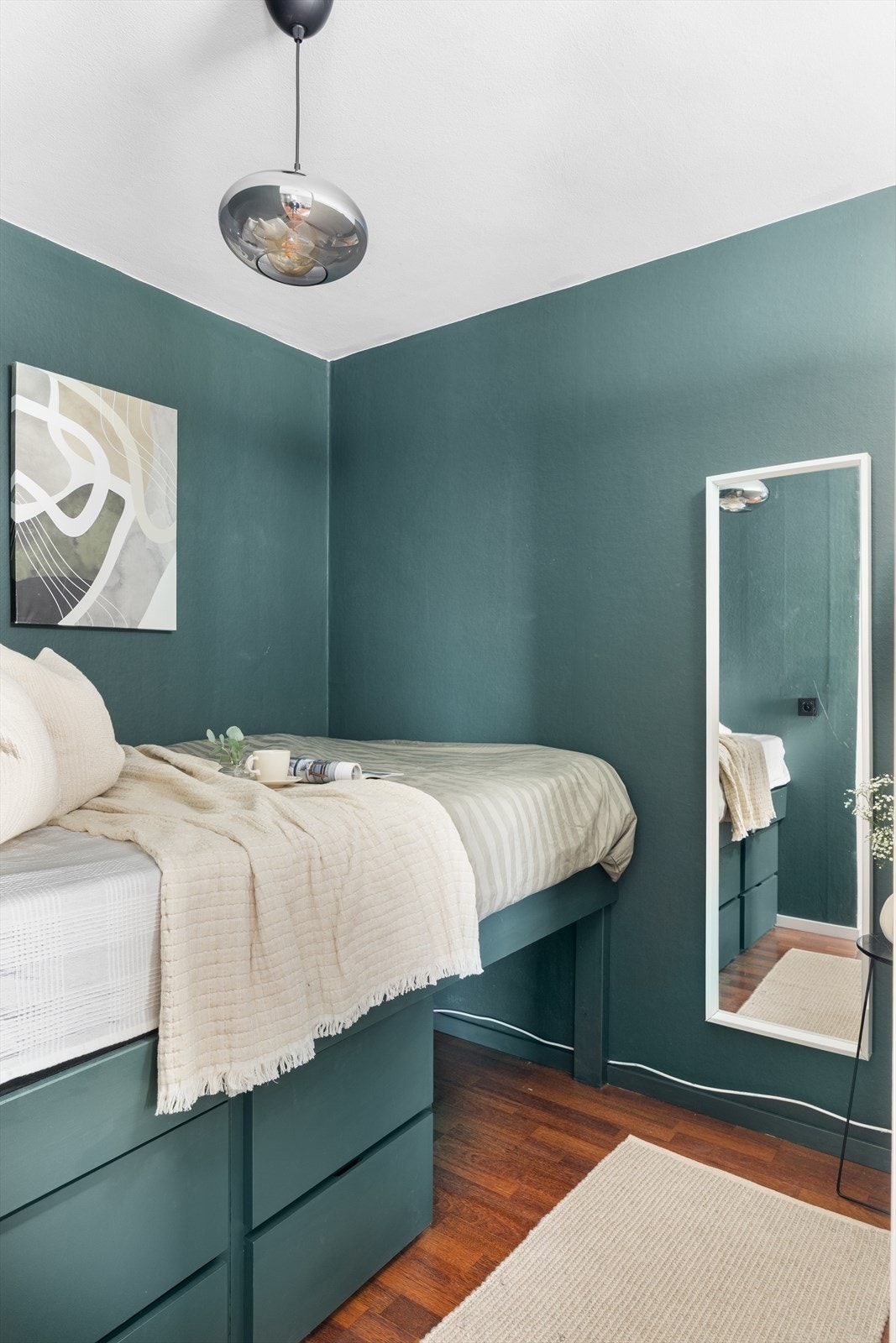 Trivelig sovealkove med rolige farger som skaper en avslappende atmosfære. Galleribilde