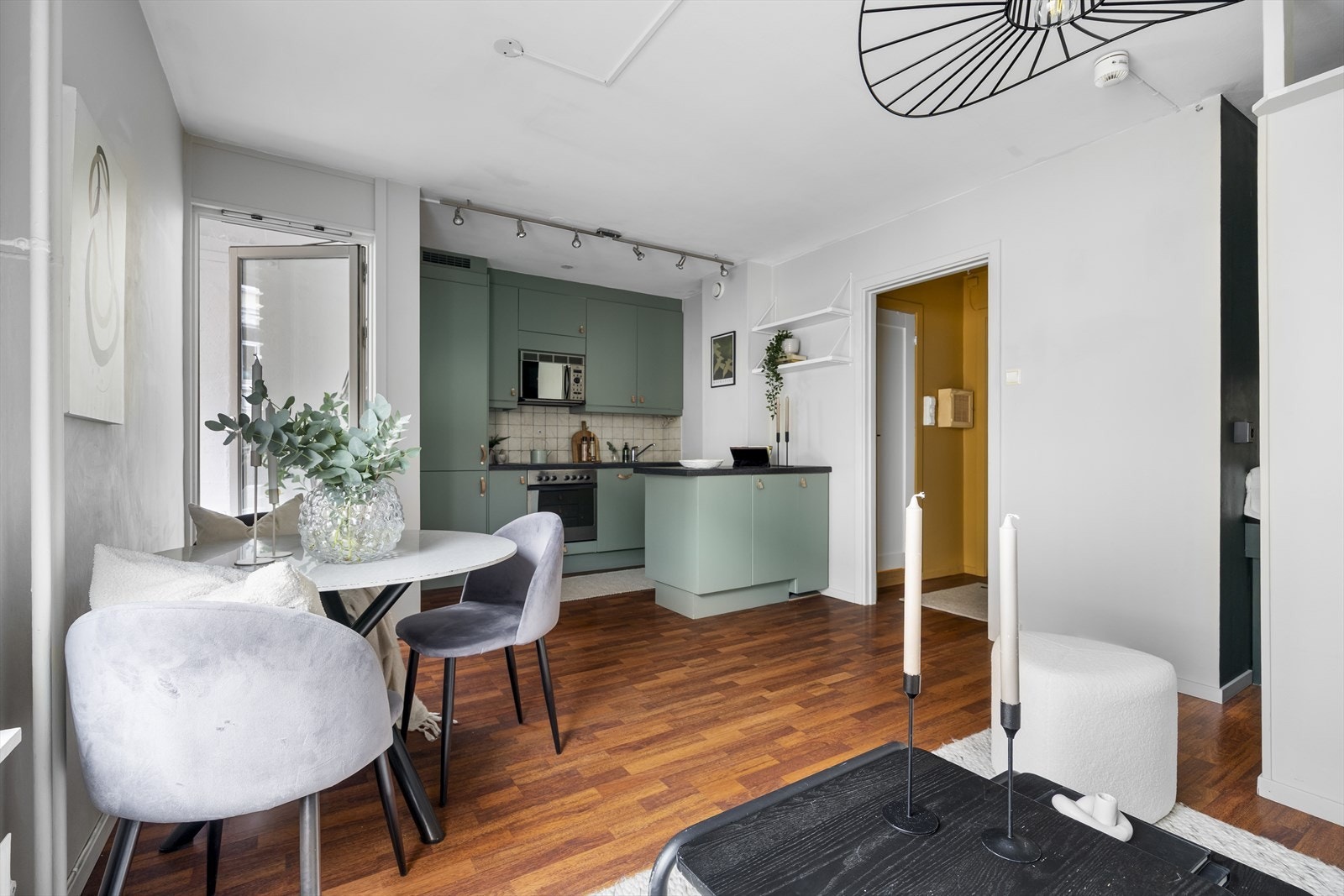 Effektivt utnyttet areal som gjør at leiligheten føles større enn den er. Fra stuen har du inngang til leilghetens sovealkove. Galleribilde